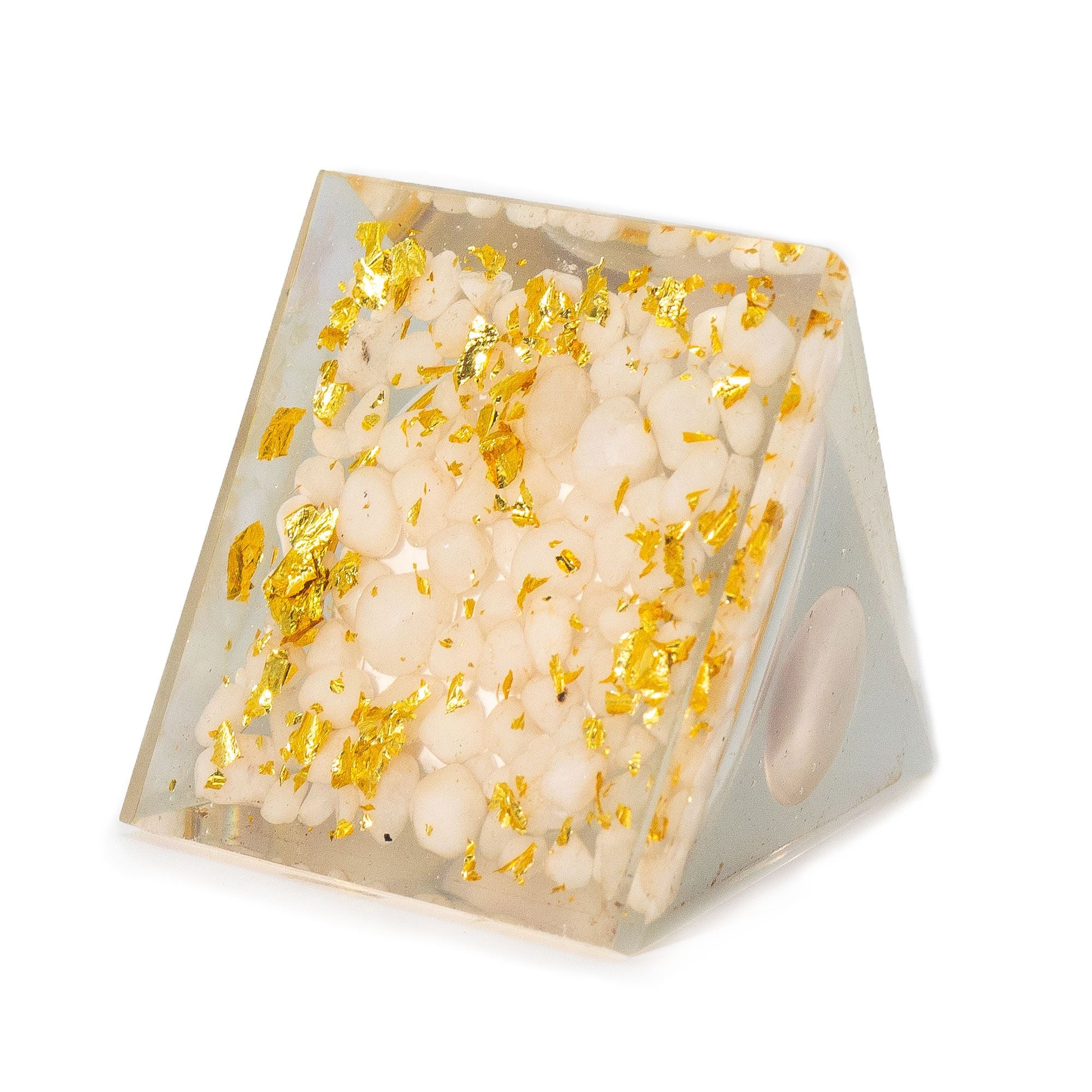 Piramidă din Orgonit cu Bilă Albă de Cuarț 7x6 cm - Bucăți Naturale de Cuarț și Foițe Aurii