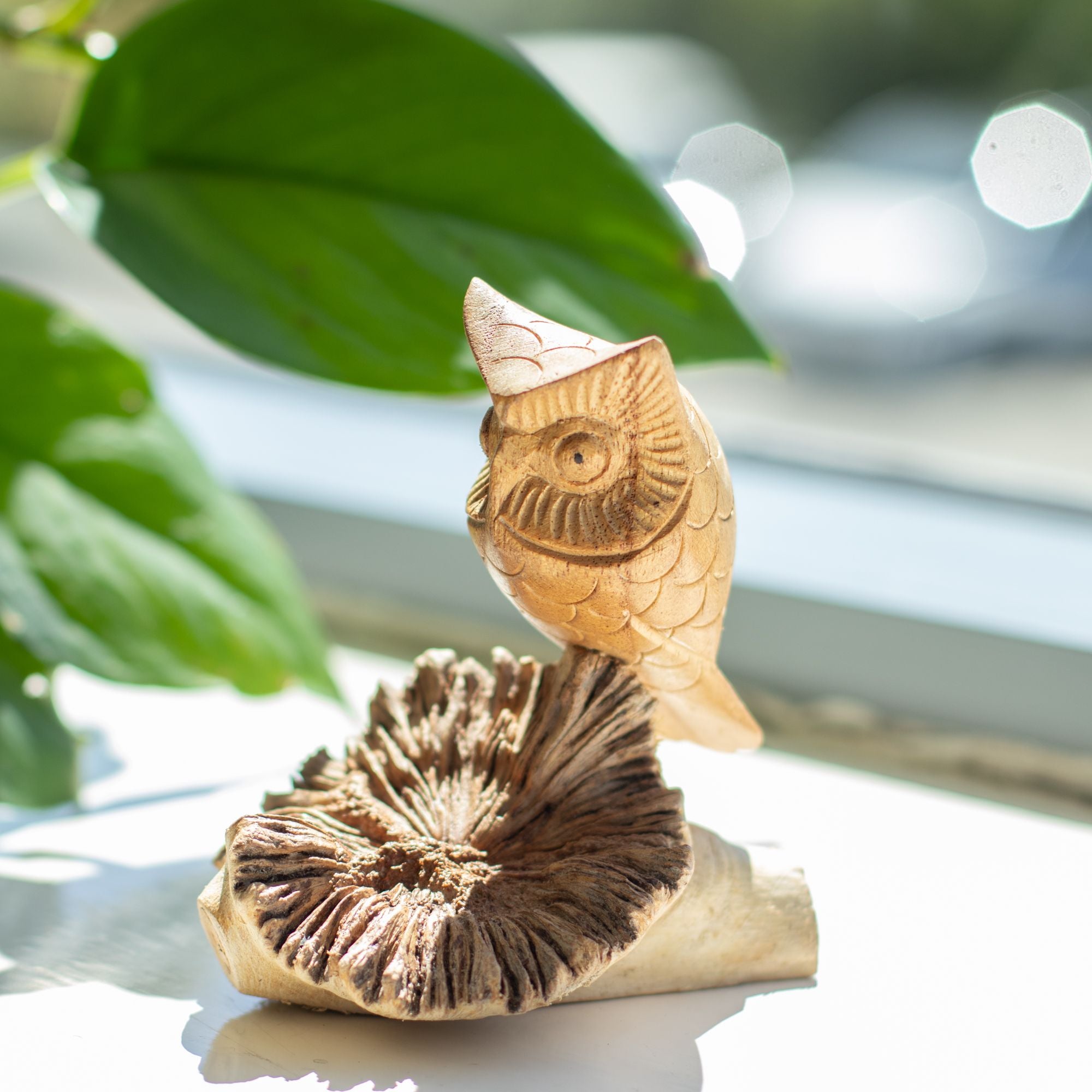 Sculptură de bufniță realizată manual din excrescență lemnoasă - figurină unică pentru cadou, înălțime 11 cm, nuanțe naturale din Indonezia