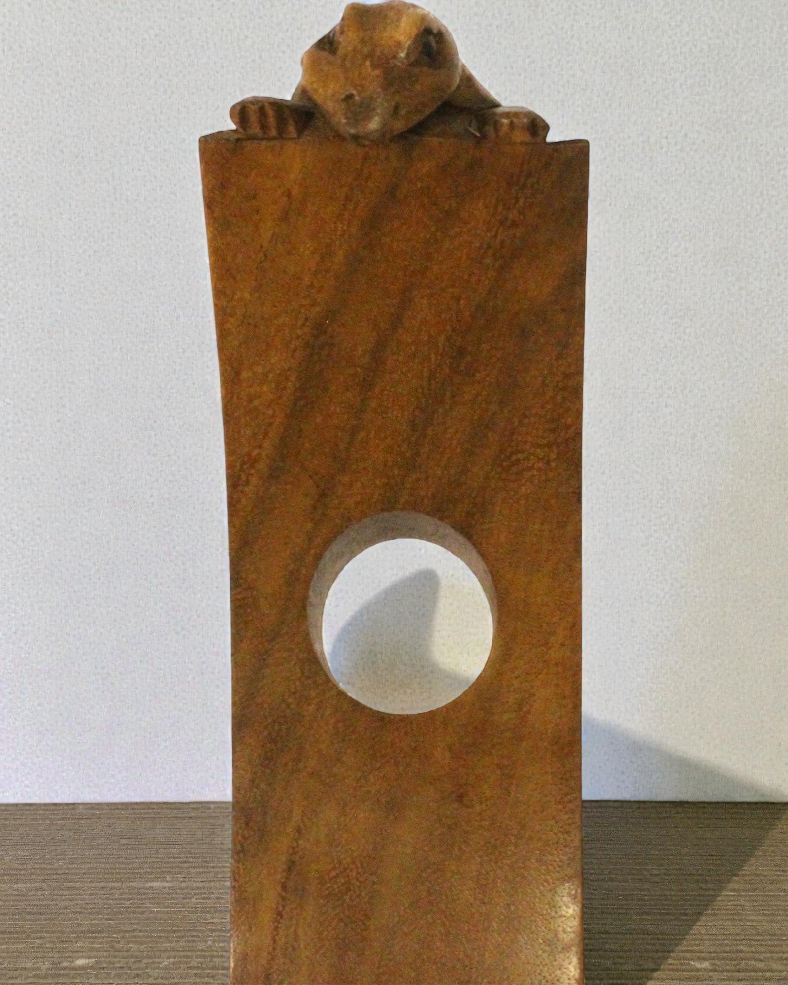 Gekon Balance – Suport artistic din lemn suar pentru echilibrarea sticlei de vin