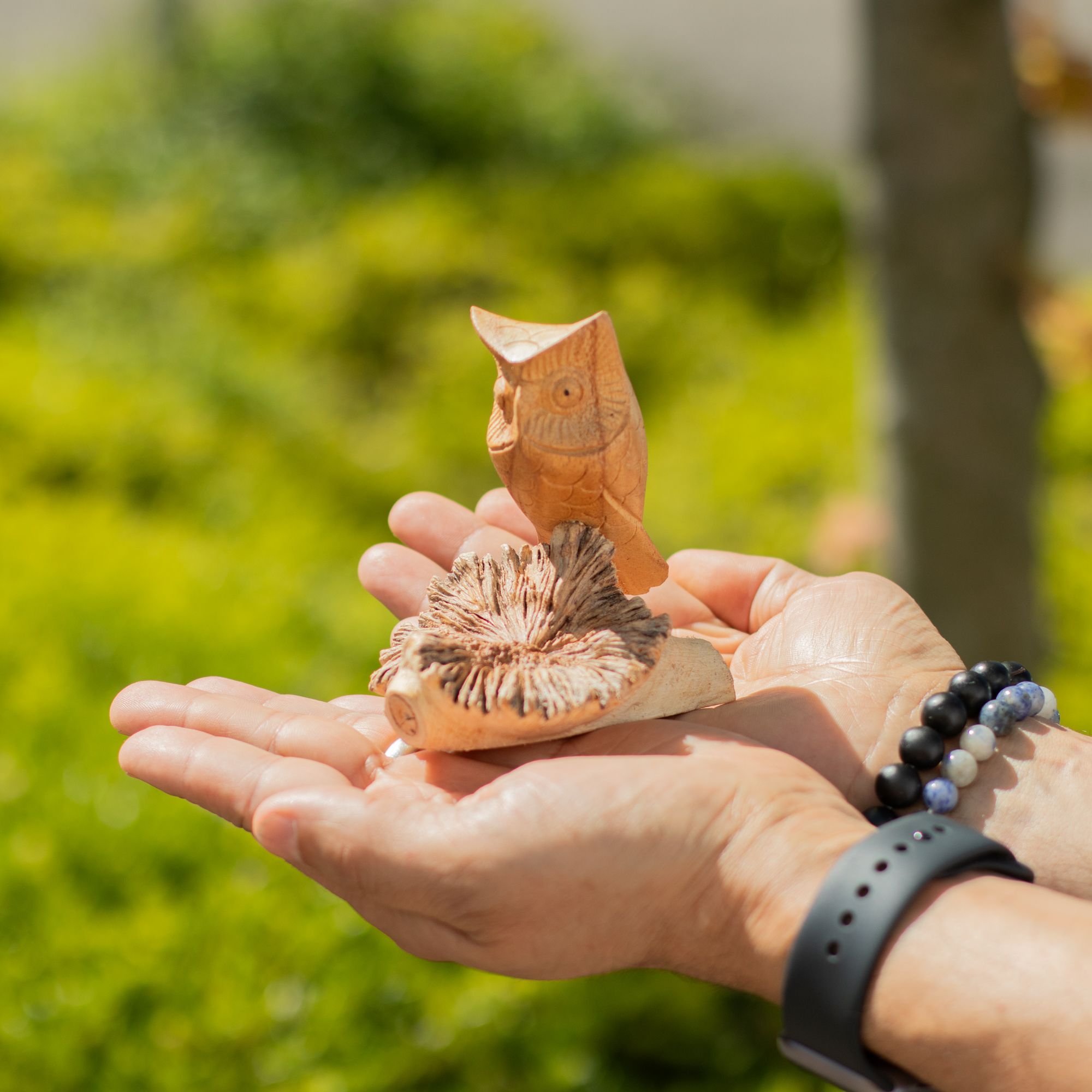 Sculptură de bufniță realizată manual din excrescență lemnoasă - figurină unică pentru cadou, înălțime 11 cm, nuanțe naturale din Indonezia