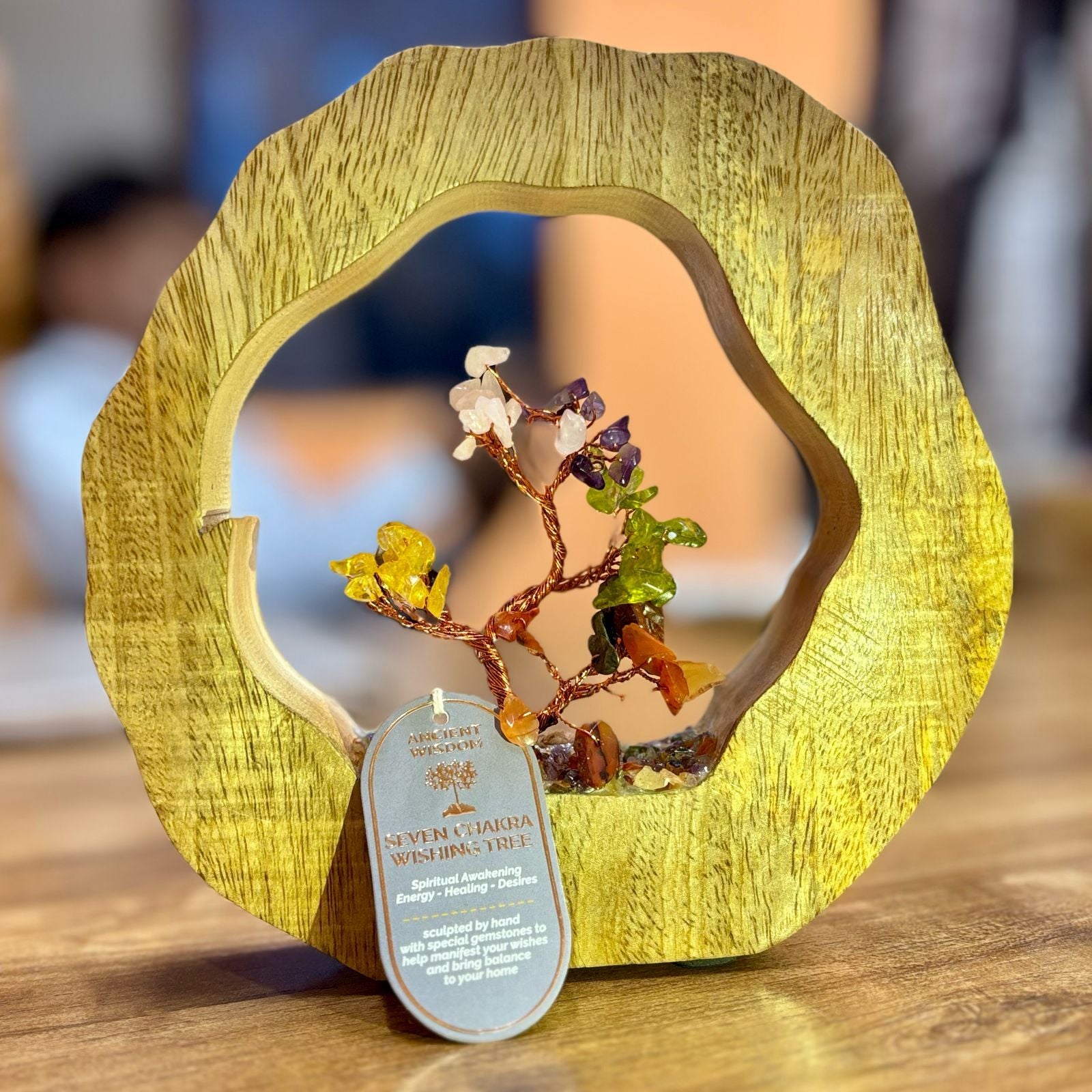 Rajski Ogród Czakr - Ręcznie Wykonane Drzewko z Kamieniami Szlachetnymi w Naturalnej Obręczy z Drewna Mango - 60 Chipstone'ów w Kolorach Siedmiu Czakr