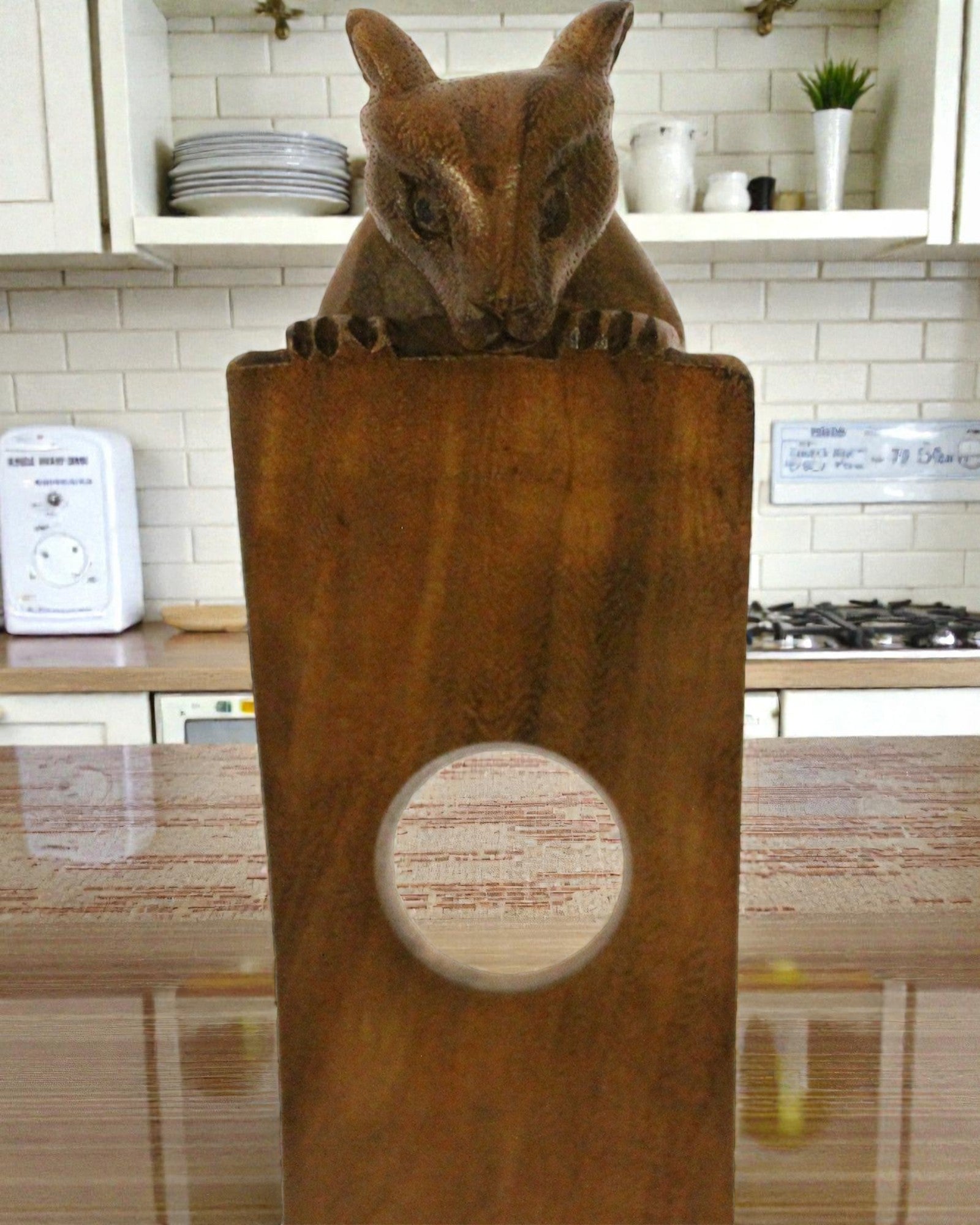 Echilibrul Pădurii – Suport sculptat, cu echilibrare, pentru vin, cu șoricelul