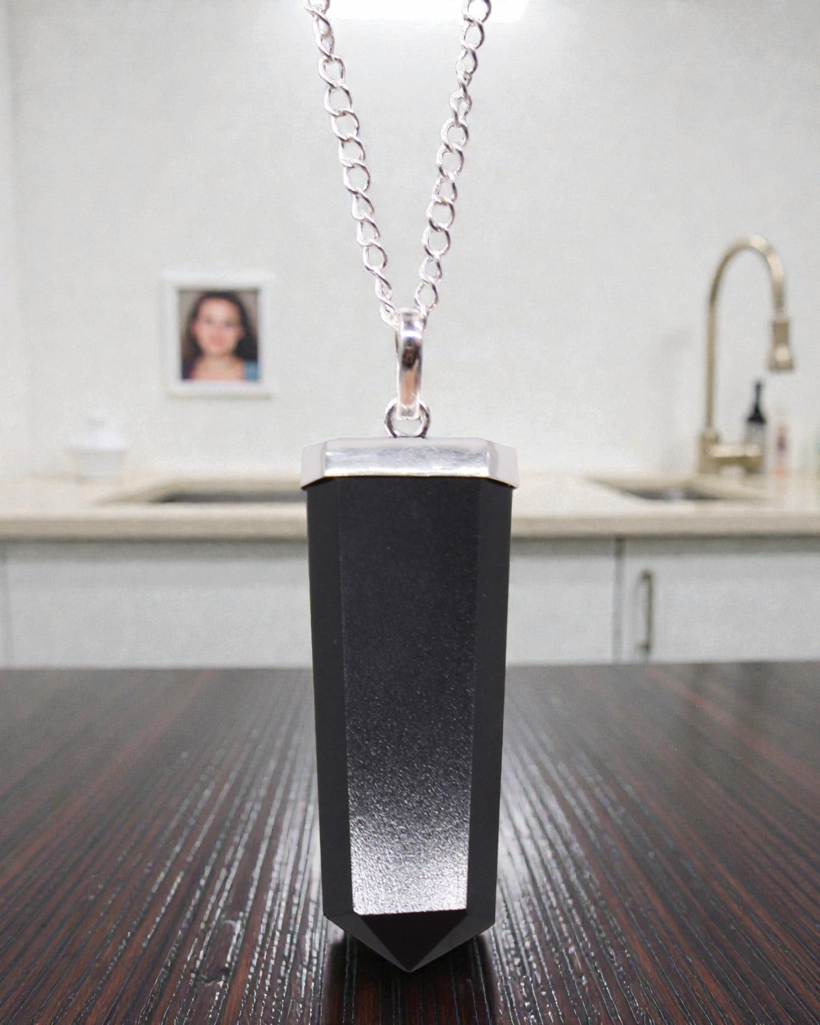 Obsidian Ray – Pandantiv plat din agat negru, cu șlefuire tip cristal