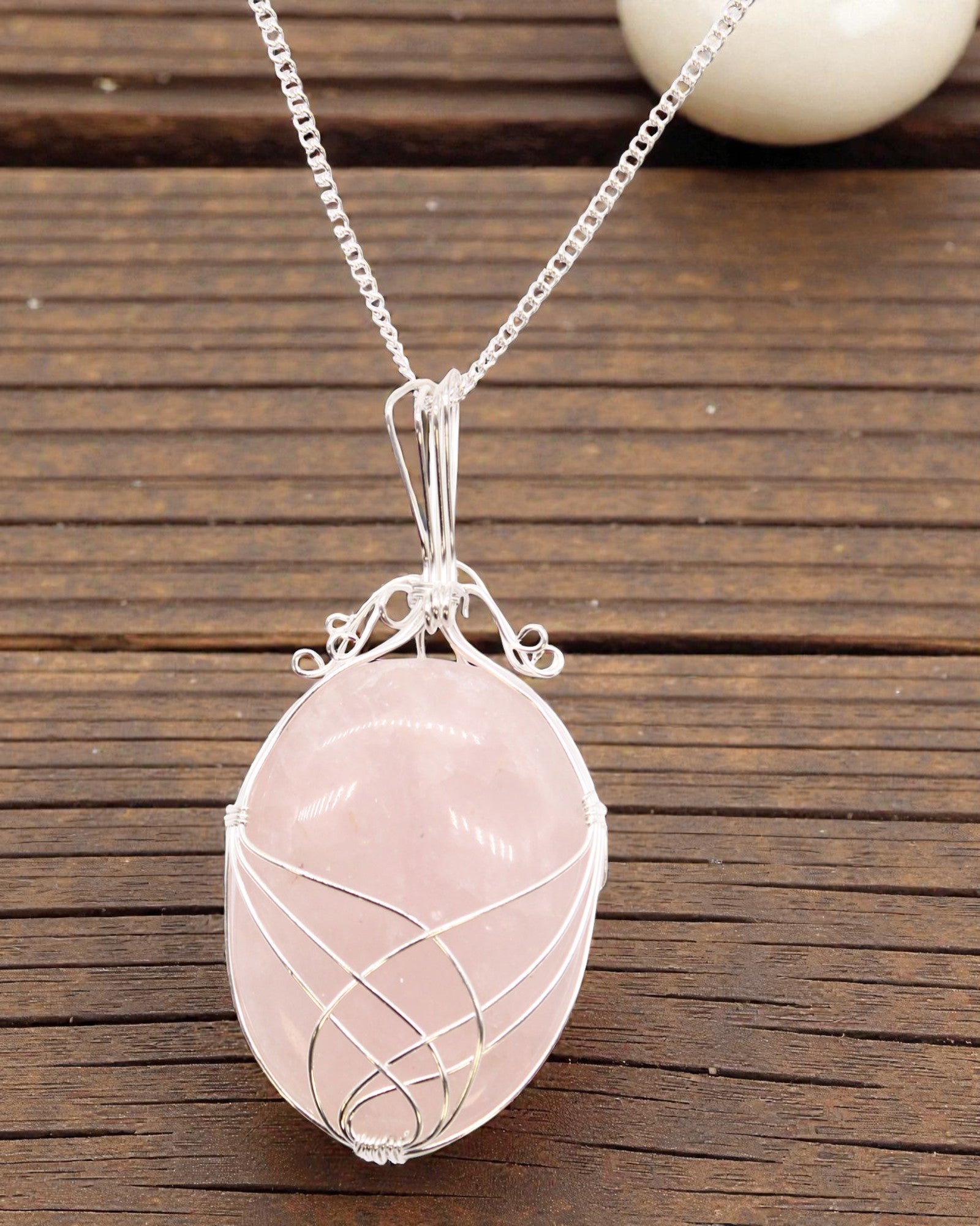 Spiralna Delikatność – Naszyjnik z Kwarcem Różowym