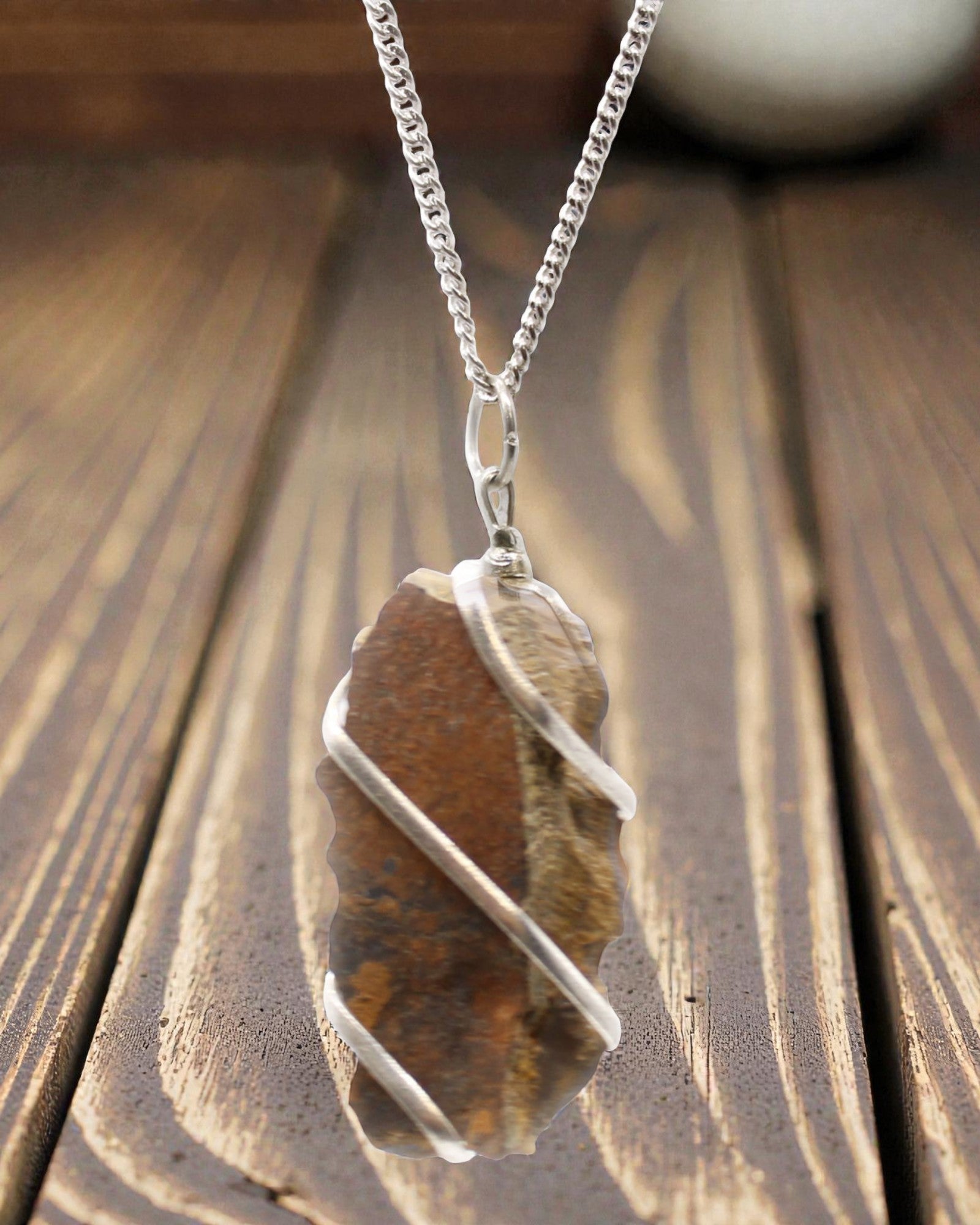 Colier tip cascadă cu piatră semiprețioasă înfășurată – ochi de tigru brut