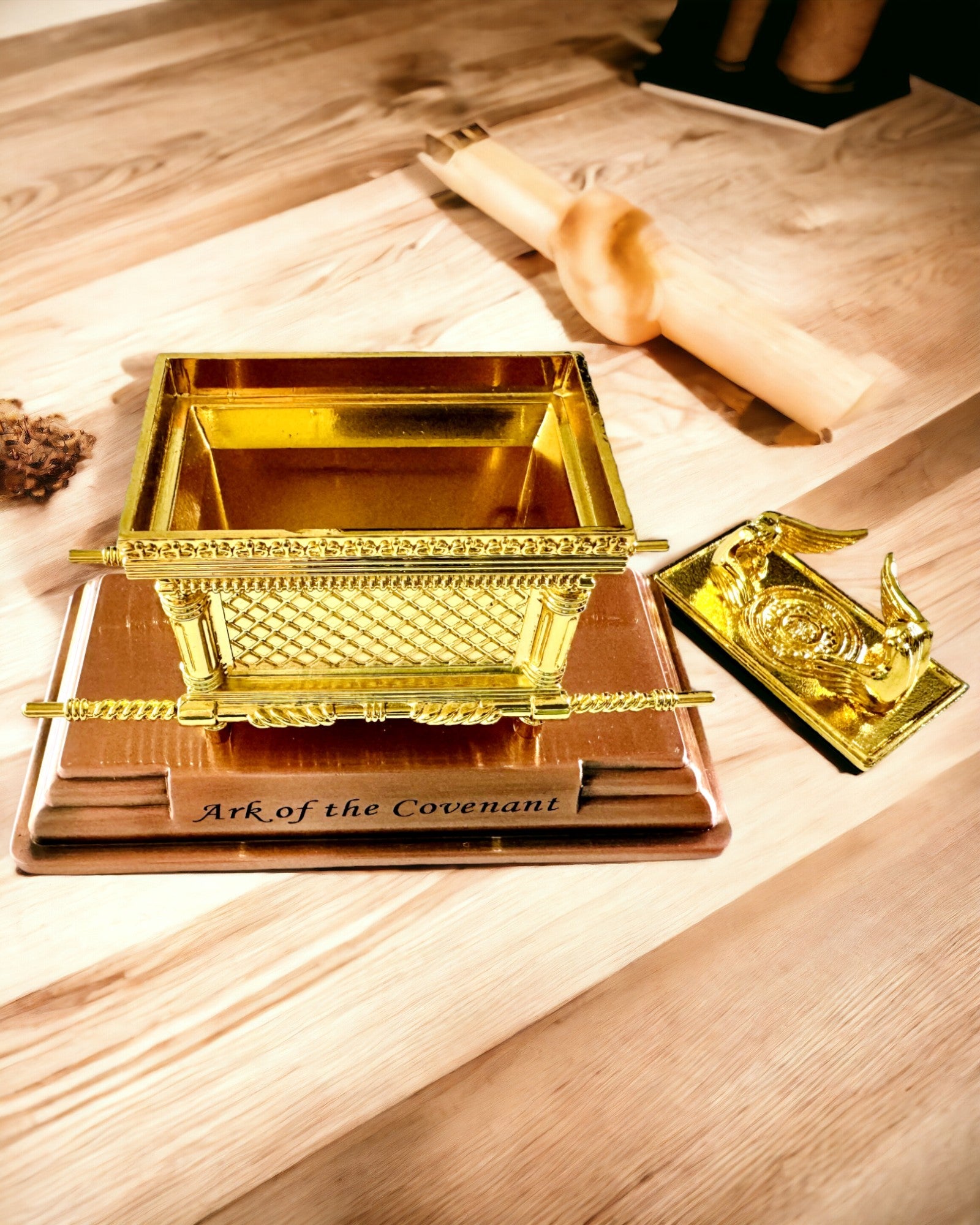 Miniatură Majestică a Chivotului Legământului în Cadru Auriu 11.2 x 5.8 x 7.3cm - Chivot exclusiv, Decorațiune în Ediție Aurie