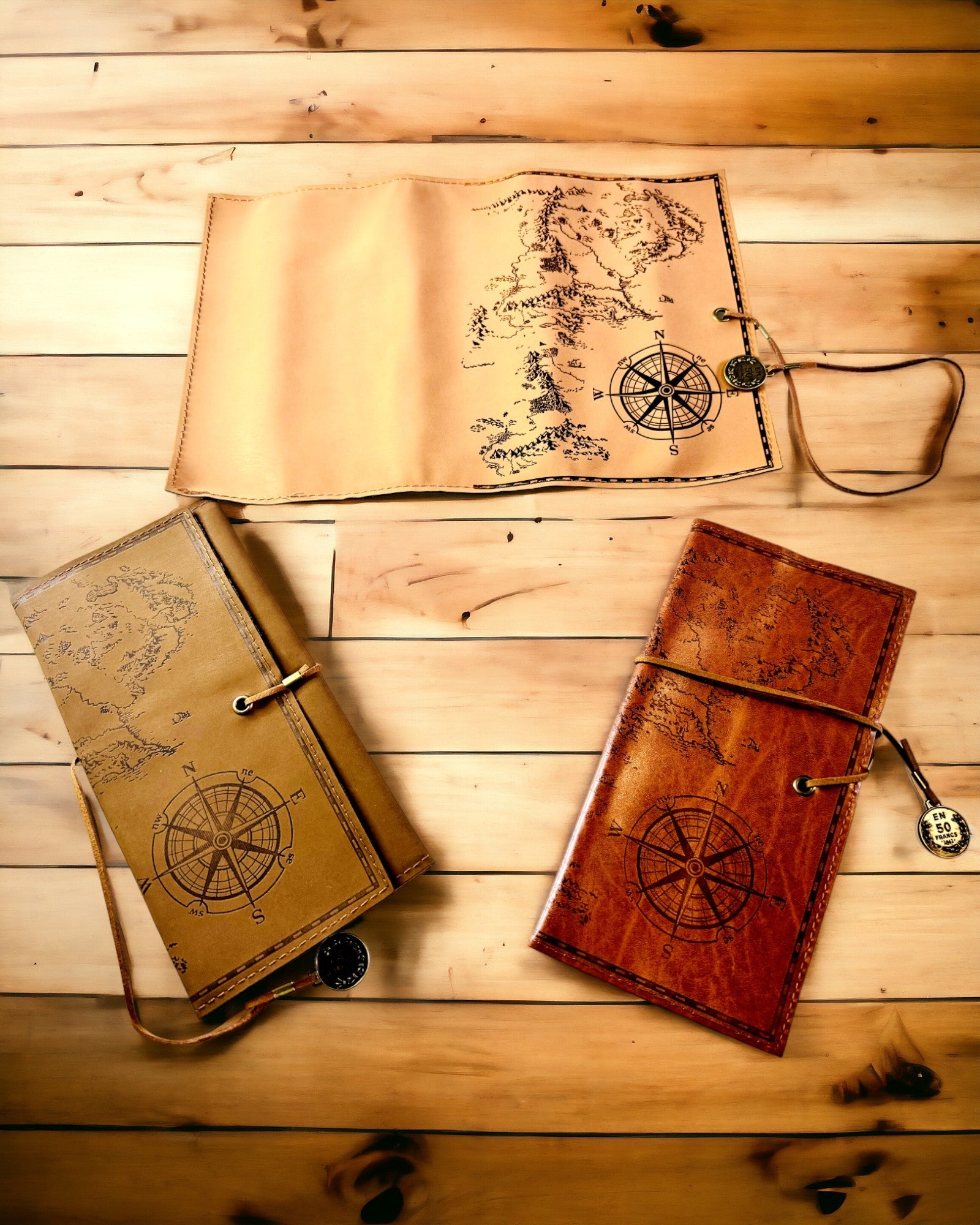 Retro maro deschis - penar mat din piele în stil de călător cu hartă a lumii – practic și spațios. Personalizare cu gravură.