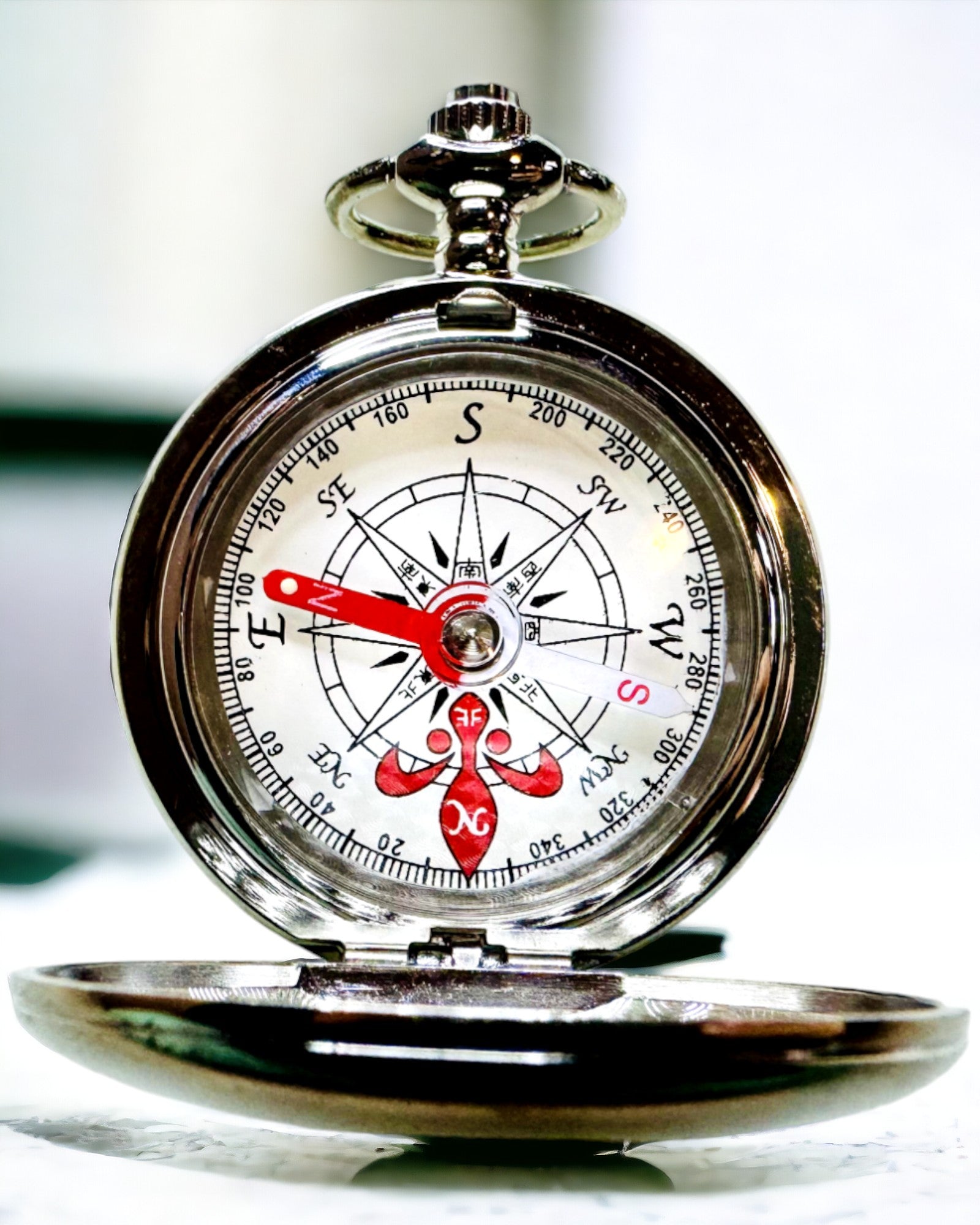 Mini Busolă Odkrywca, Portabilă și Elegantă, Ideală pentru Rucsacuri și Activități în Aer Liber