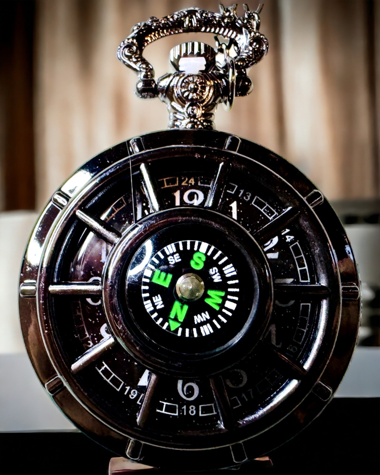 Ceas de buzunar cu busolă – Pandantiv elegant în stil vintage cu schelet scobit și cadran negru, personalizare cu gravură