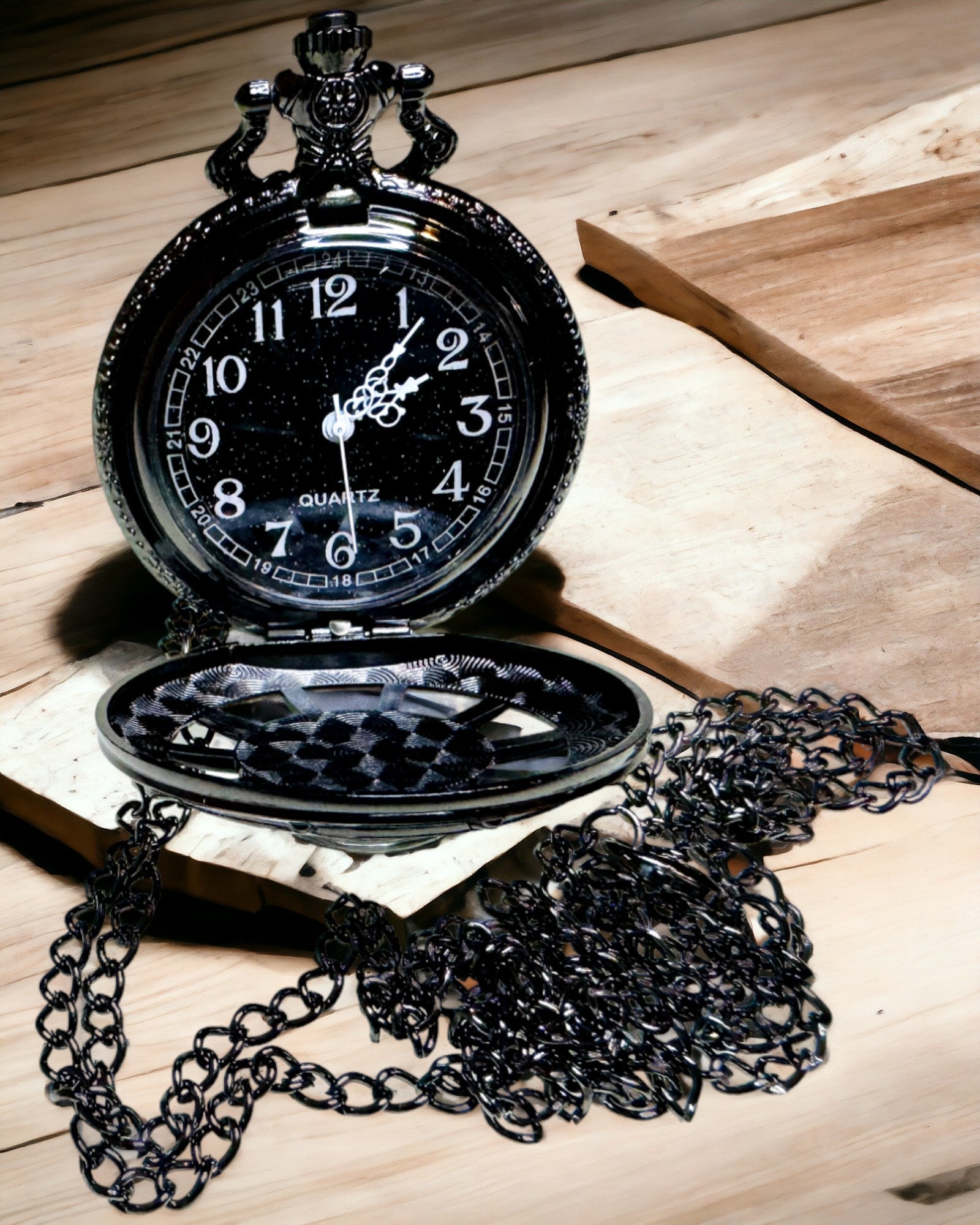 Ceas de buzunar cu busolă – Pandantiv elegant în stil vintage cu schelet scobit și cadran negru, personalizare cu gravură