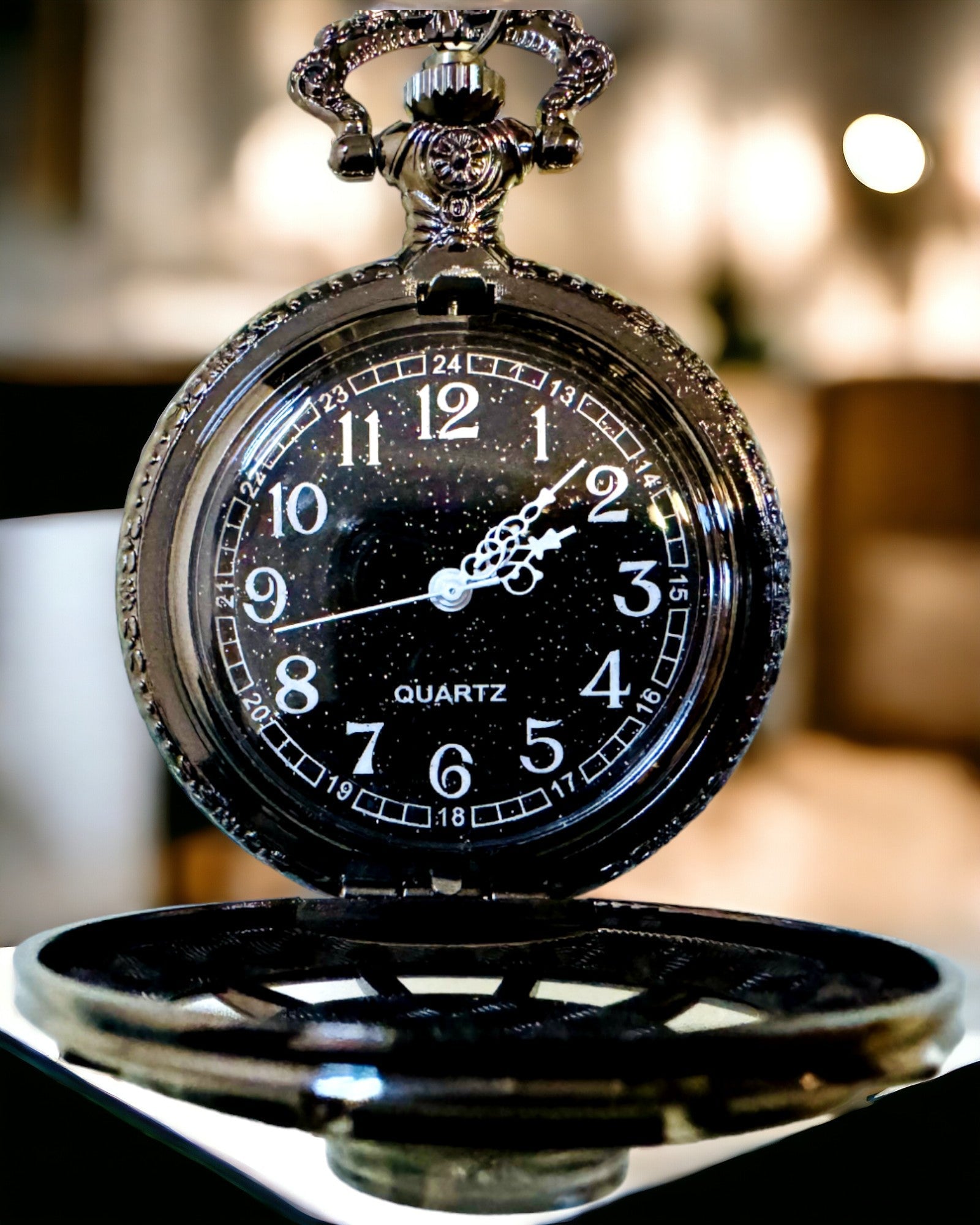 Zegarek Kieszonkowy z Kompasem – Elegancki Wisiorek w Stylu Vintage z Wydrążonym Szkieletem i Czarną Tarczą, personalizacja grawerem