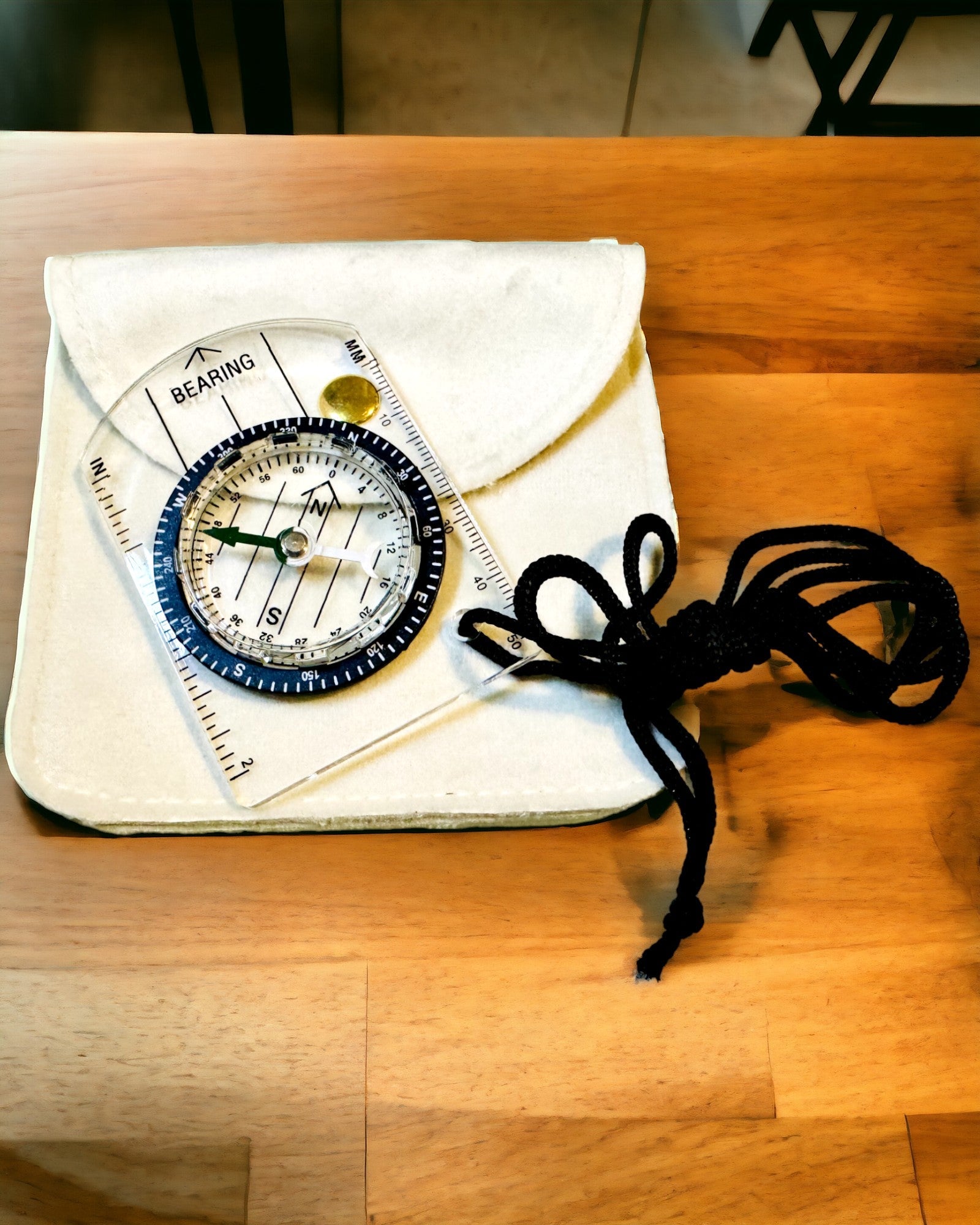 Busolă turistică „Przewodnik Awanturnika” - Transparentă, Mini Acrilică cu Sfoară de Agățat și Scară de Hartă, cu gravură