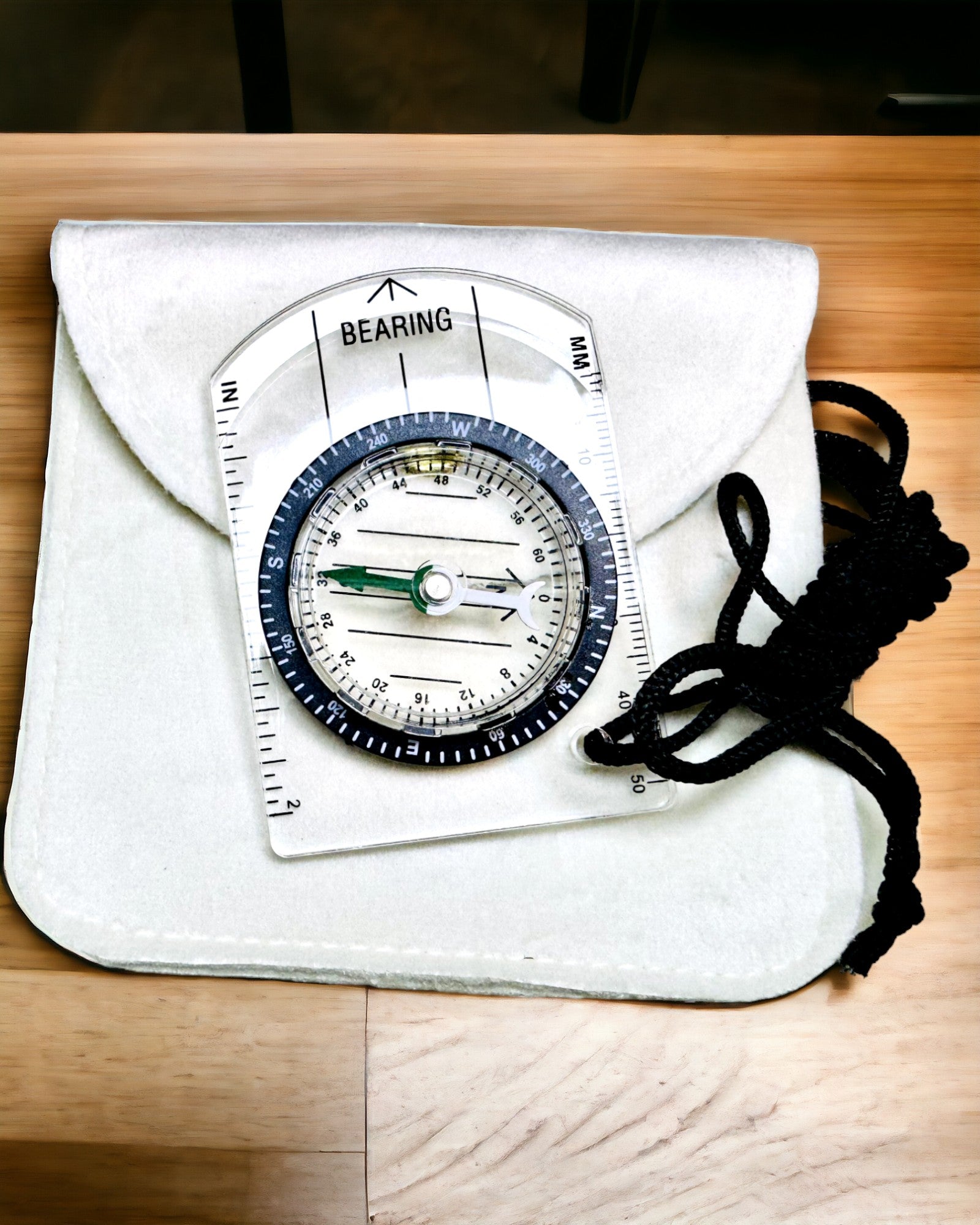 Busolă turistică „Przewodnik Awanturnika” - Transparentă, Mini Acrilică cu Sfoară de Agățat și Scară de Hartă, cu gravură