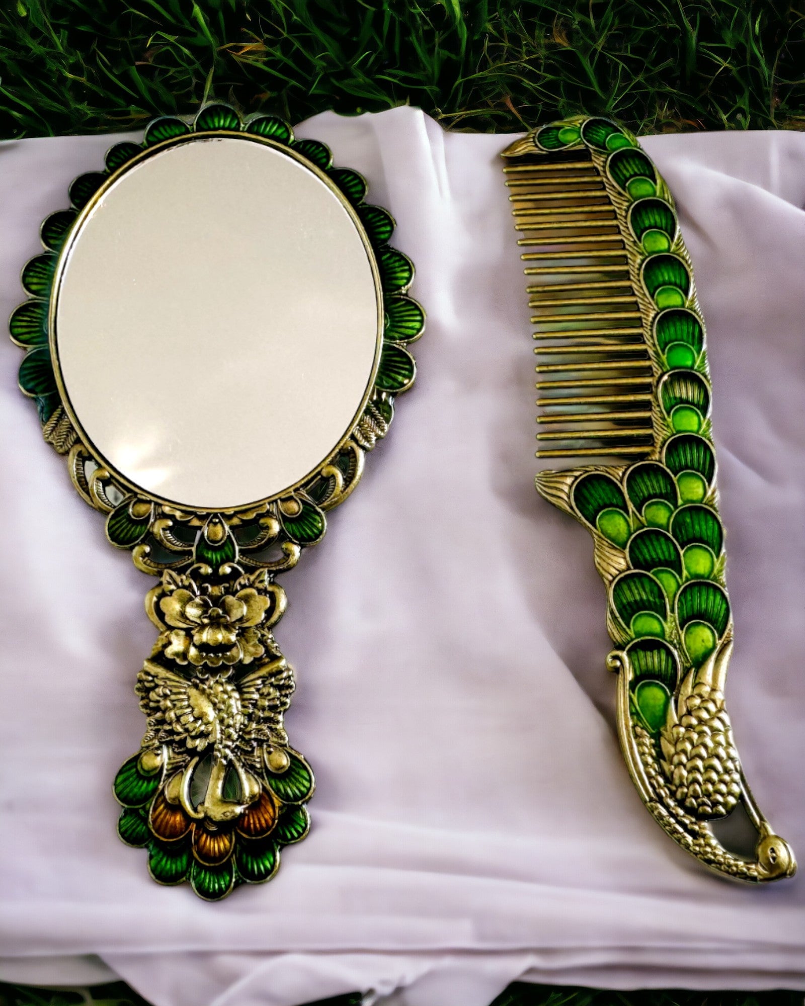 Set Vintage cu Oglindă și Pieptene cu Motiv de Păun - Accesorii Cosmetice Decorative
