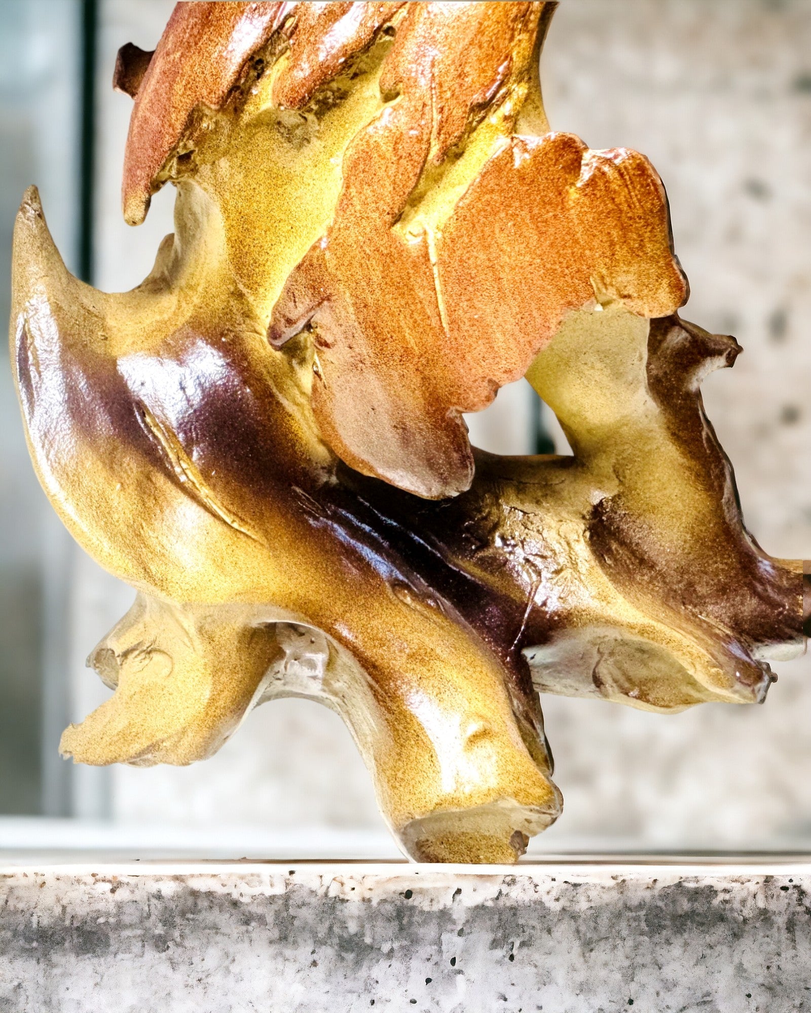 Sculptură de Cal din Rășină în Stil Abstract