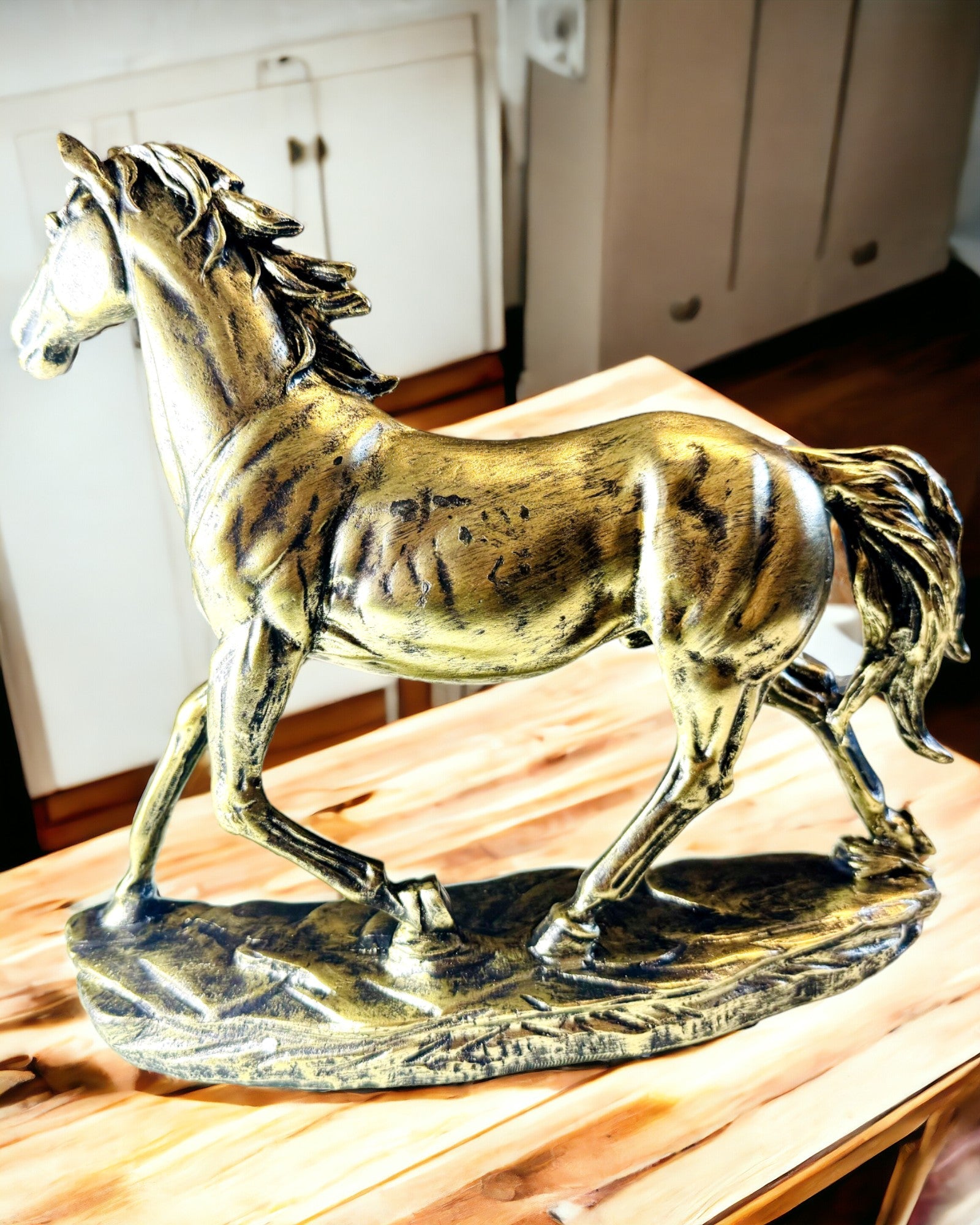 Statuetă Cal în Galop din Rășină cu Opțiune de Gravare