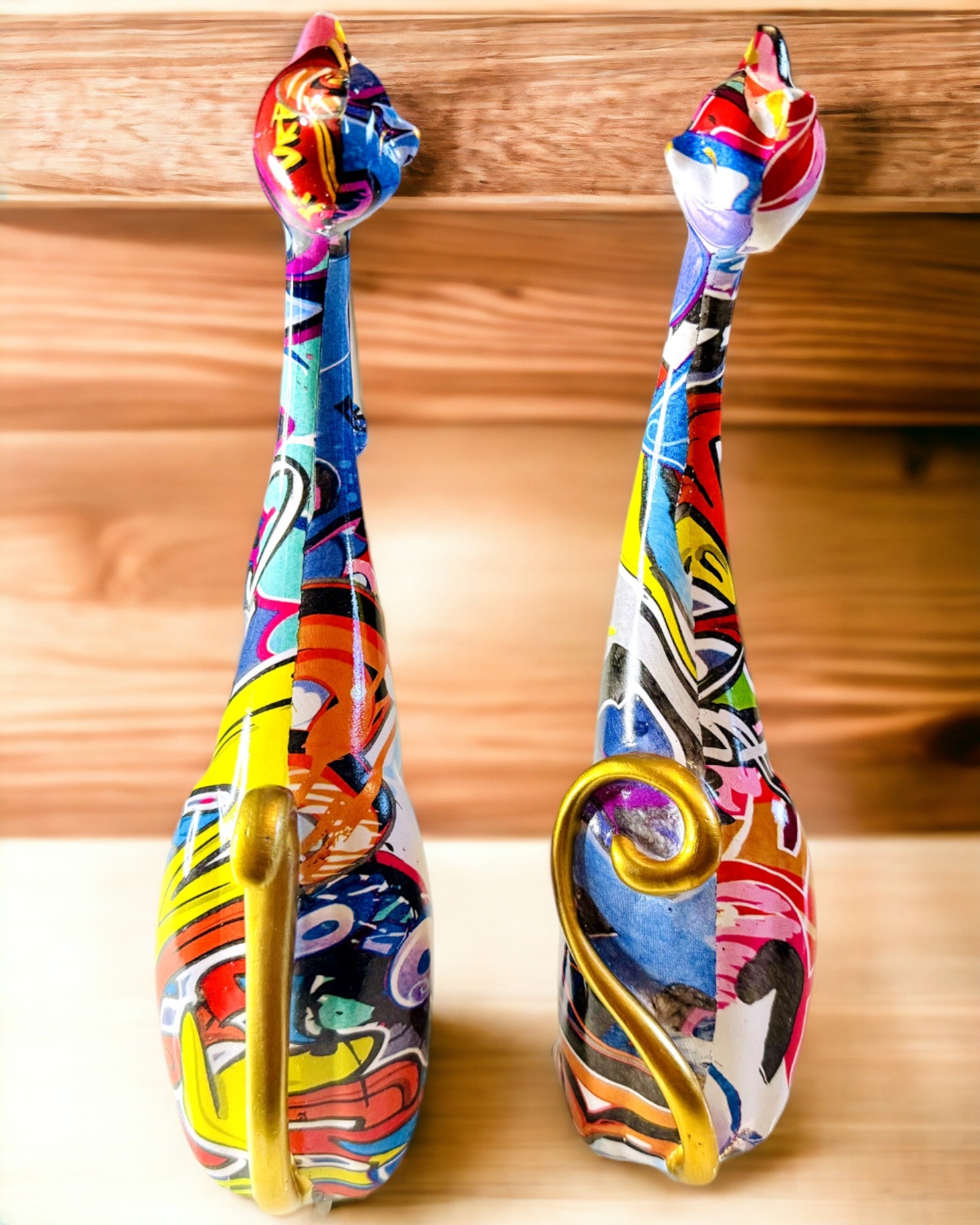 Figurine Pisici Abstracte „ArtCats”, Pictate Manual, Rășină – 25 cm, 2 buc.