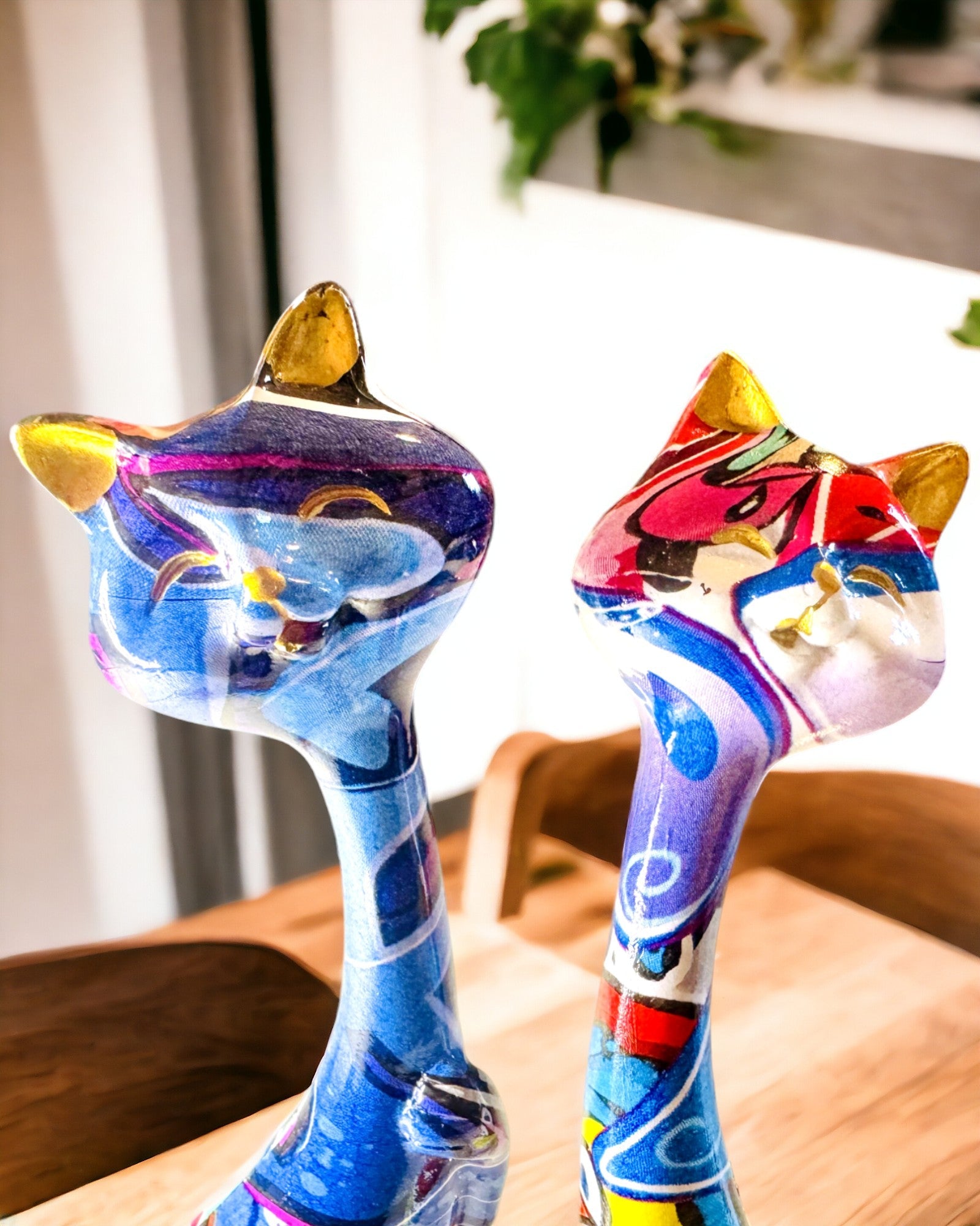 Figurine Pisici Abstracte „ArtCats”, Pictate Manual, Rășină – 25 cm, 2 buc.