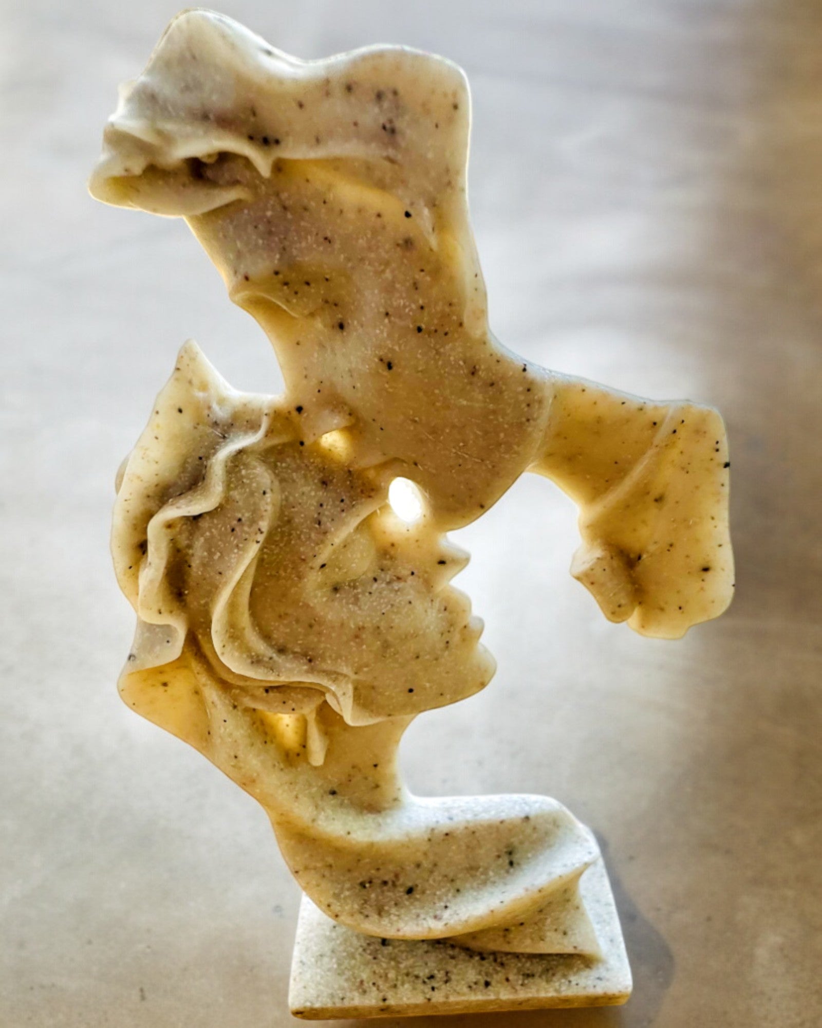 Figurină "Eleganță în Piatră" culoare albă - 13,5 cm înălțime, Decorativă cu Opțiune de Gravare