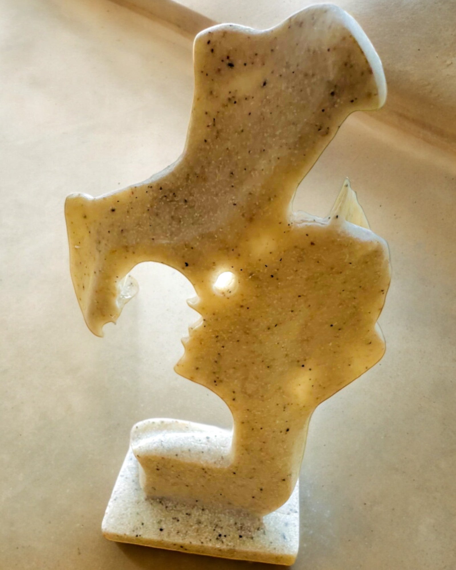 Figurină "Eleganță în Piatră" culoare albă - 13,5 cm înălțime, Decorativă cu Opțiune de Gravare