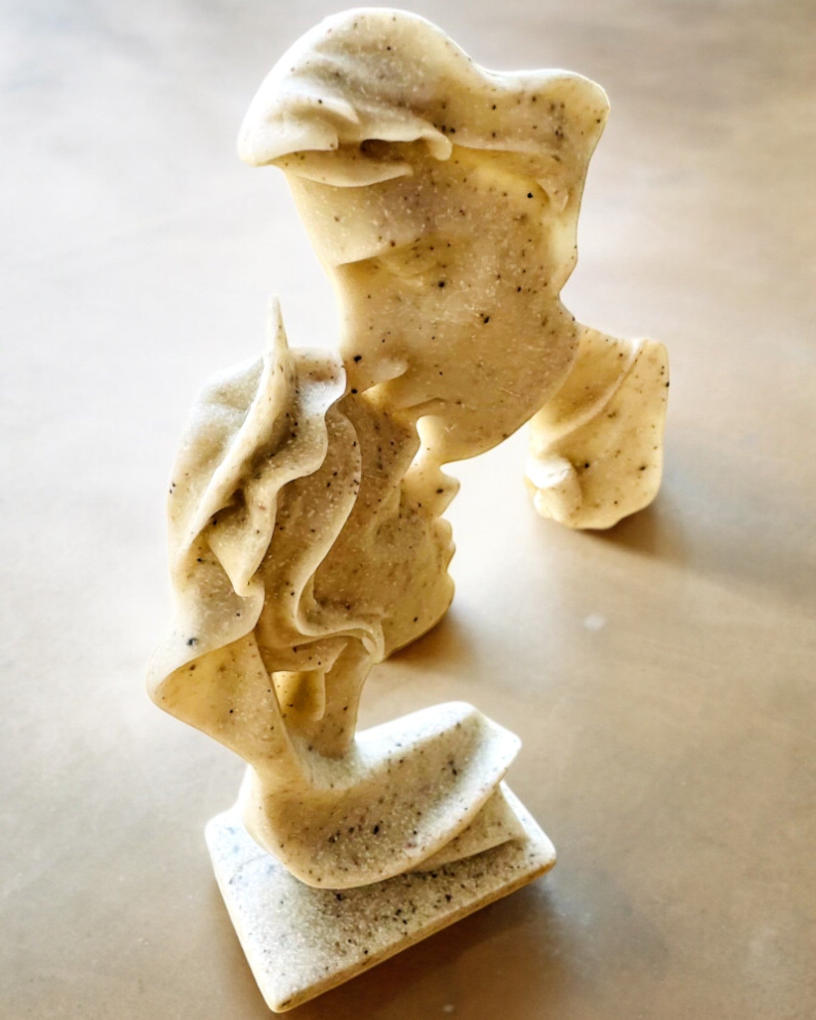 Figurină "Eleganță în Piatră" culoare albă - 13,5 cm înălțime, Decorativă cu Opțiune de Gravare