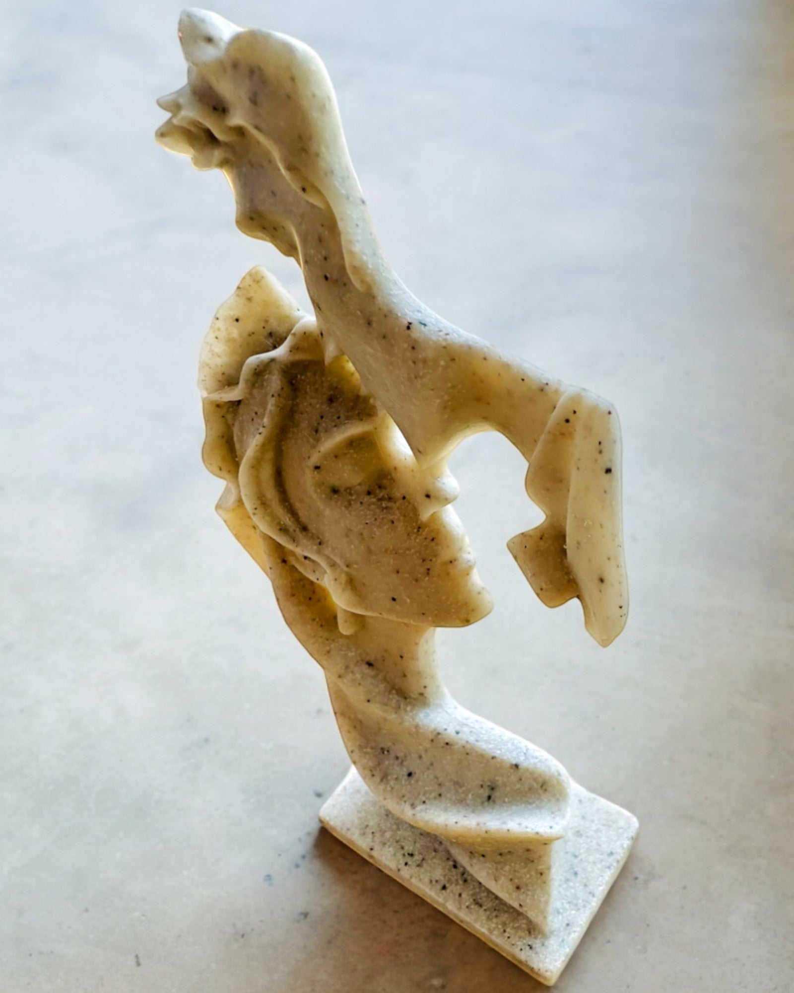 Figurină "Eleganță în Piatră" culoare albă - 13,5 cm înălțime, Decorativă cu Opțiune de Gravare