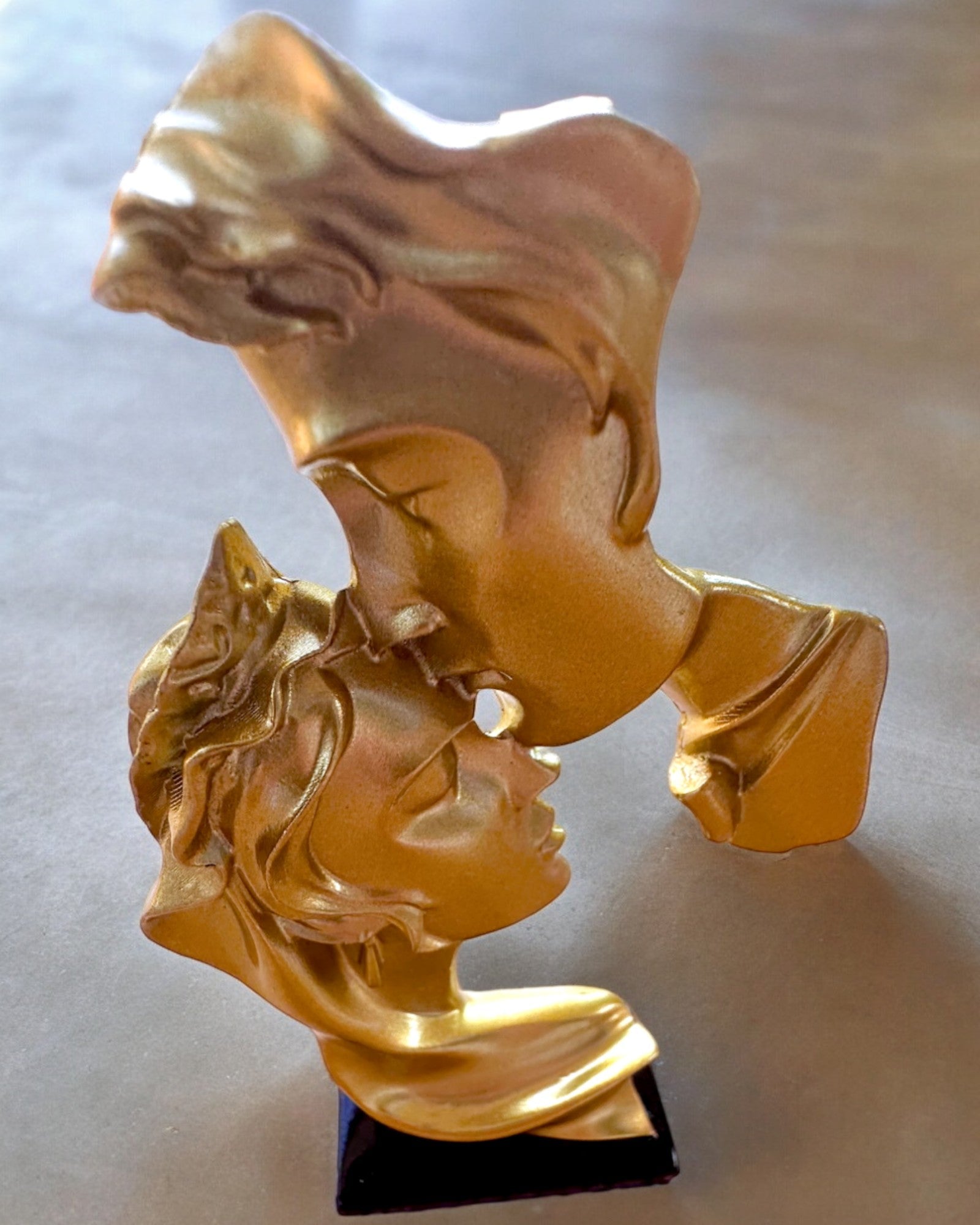 Figurină "Eleganță în Piatră" culoare aurie - 13,5 cm înălțime, Decorativă cu Opțiune de Gravare