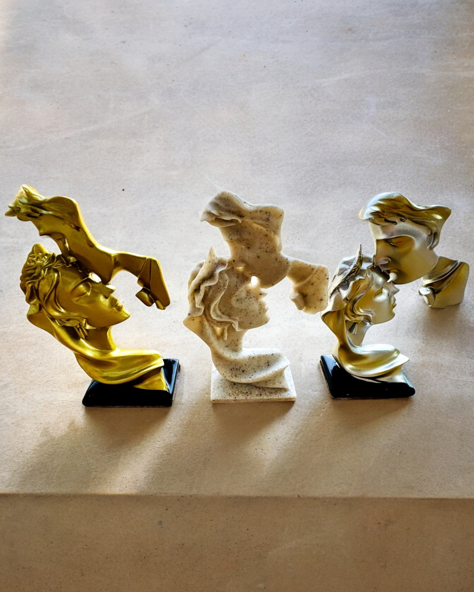 Figurină "Eleganță în Piatră" culoare aurie - 13,5 cm înălțime, Decorativă cu Opțiune de Gravare