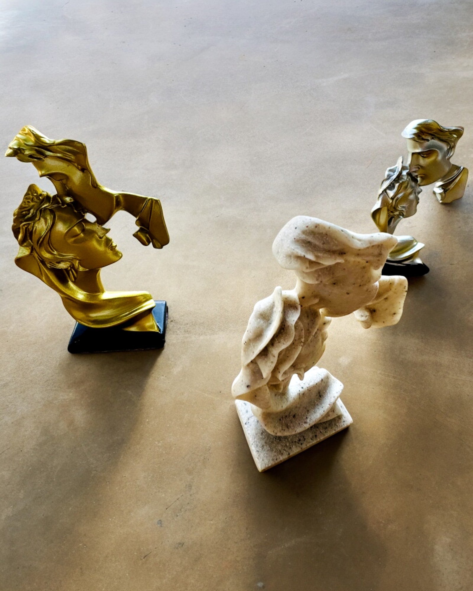 Figurină "Eleganță în Piatră" culoare argintie - Decorativă cu Opțiune de Gravare, 2 dimensiuni la alegere