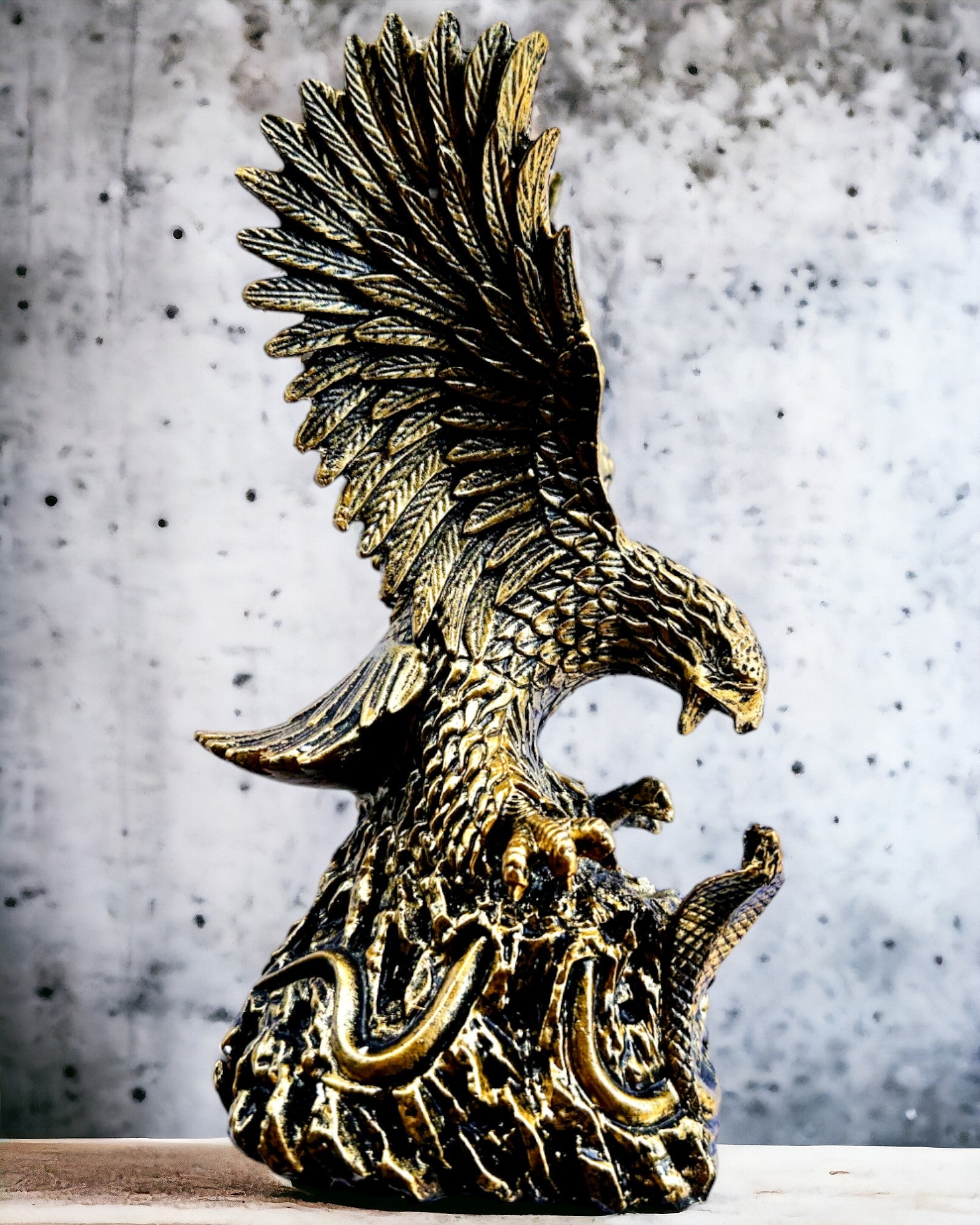 Vultur Regal – Figurină Decorativă din Rășină cu Opțiune de Gravare