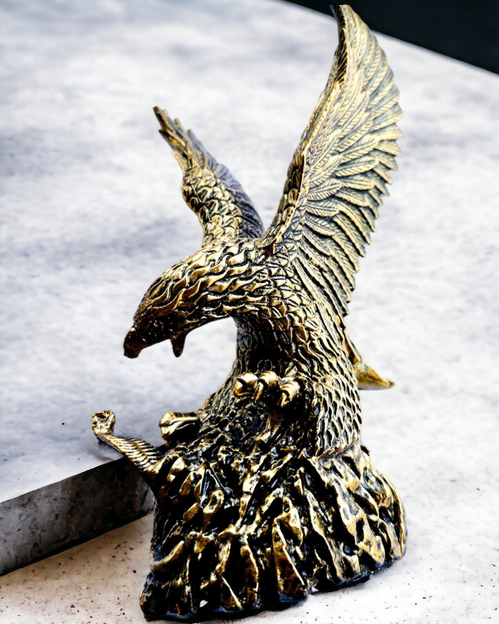 Vultur Regal – Figurină Decorativă din Rășină cu Opțiune de Gravare