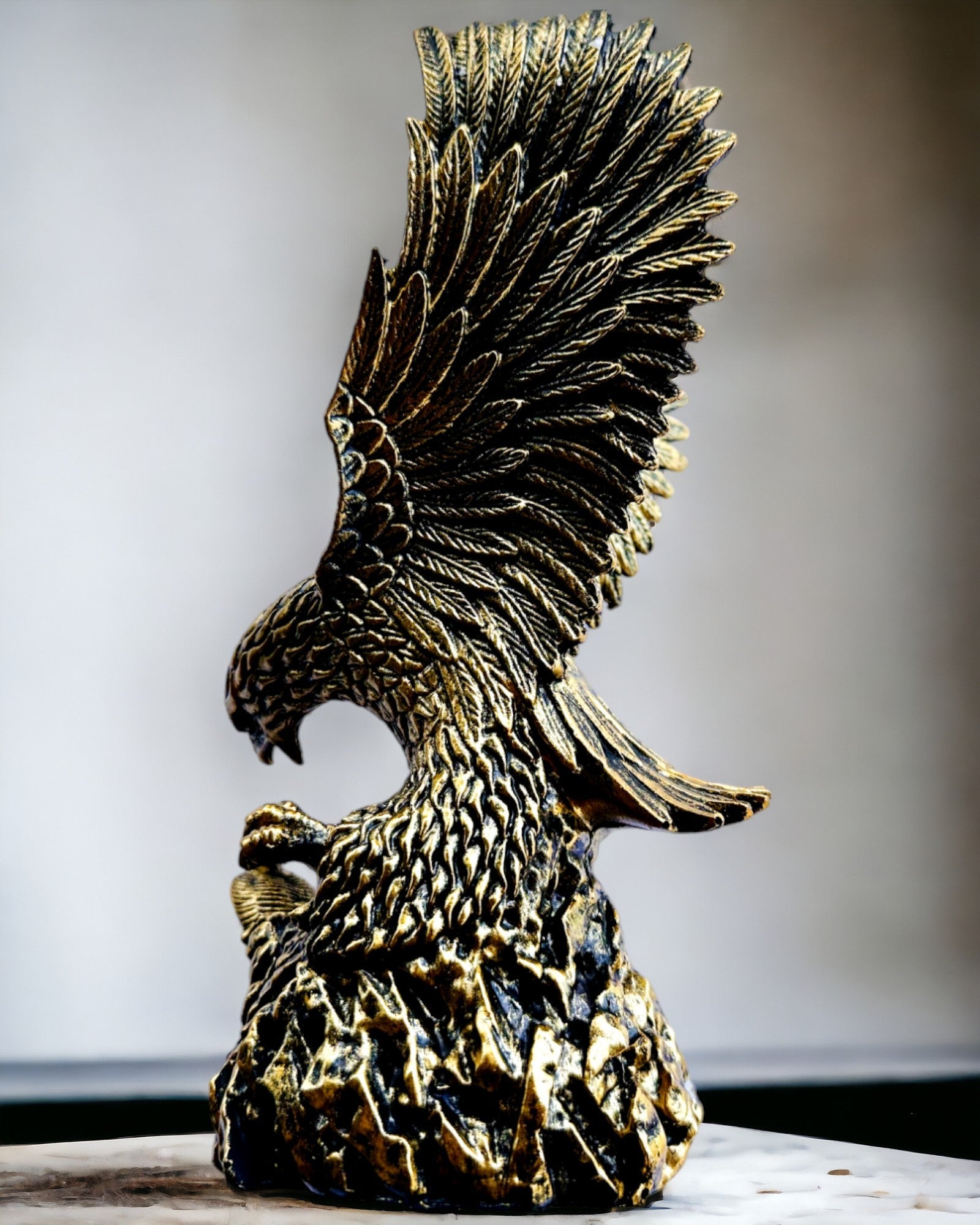 Vultur Regal – Figurină Decorativă din Rășină cu Opțiune de Gravare