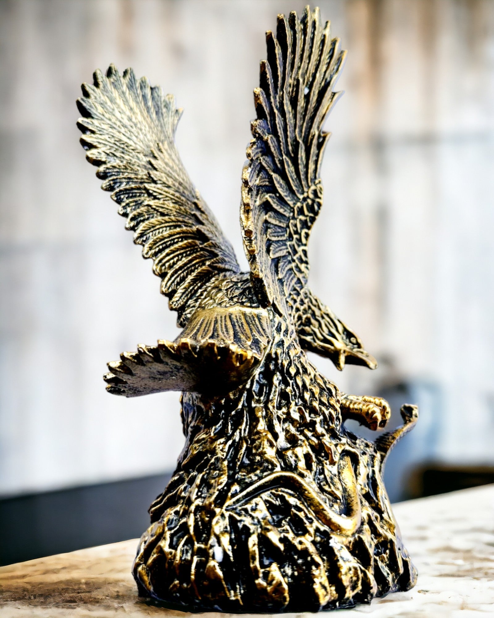 Vultur Regal – Figurină Decorativă din Rășină cu Opțiune de Gravare
