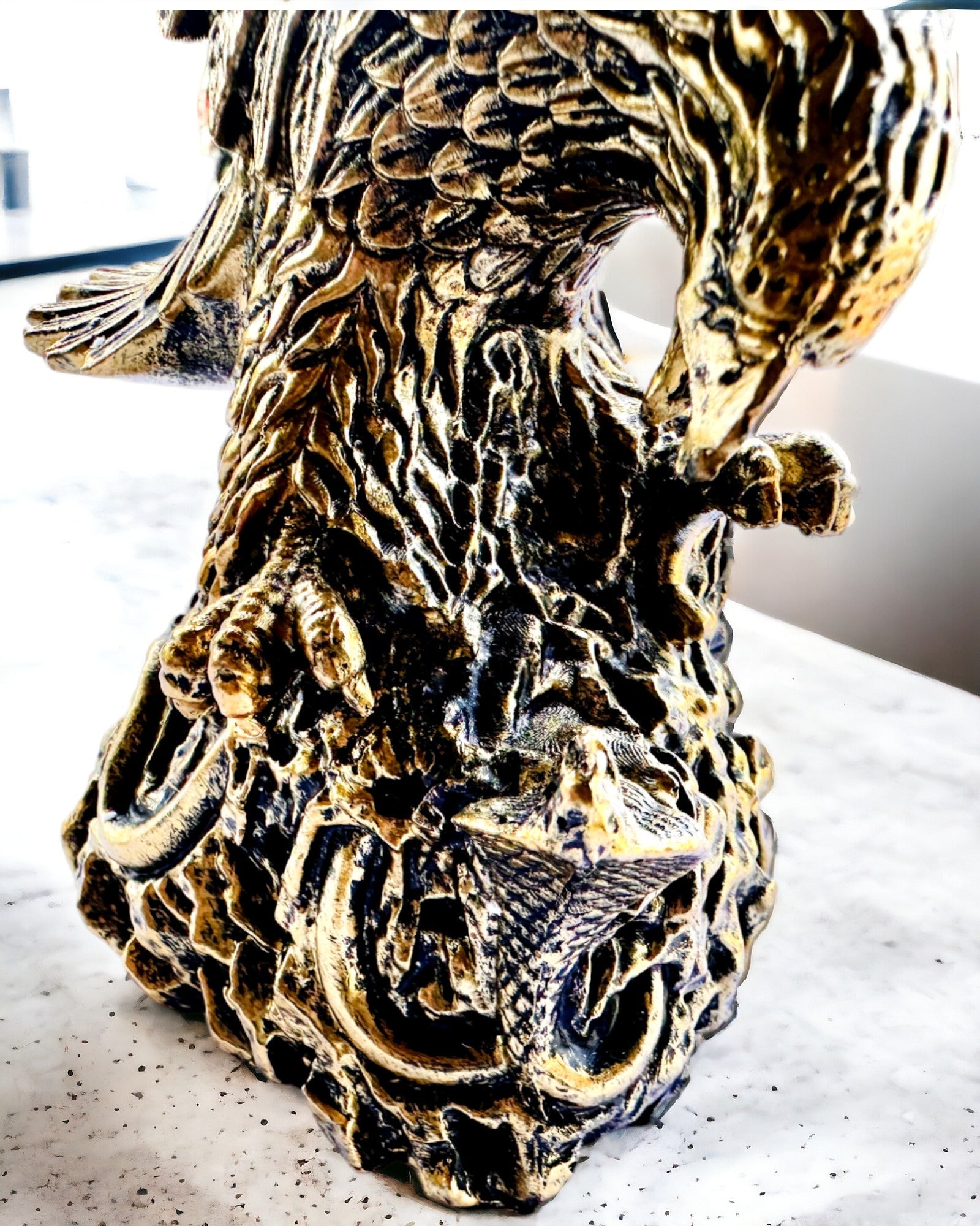 Vultur Regal – Figurină Decorativă din Rășină cu Opțiune de Gravare