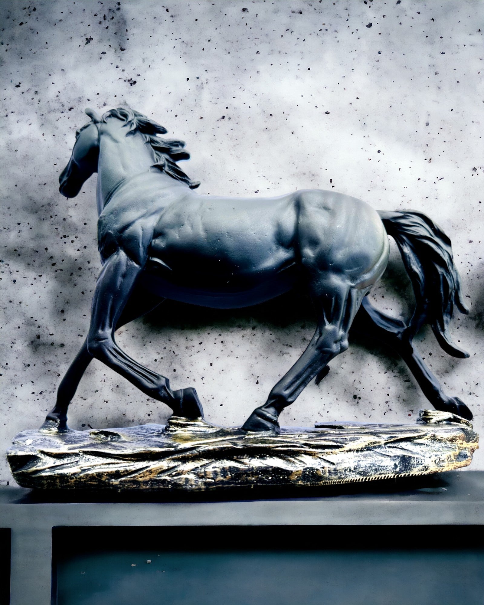 "Czarny Galop" - Figurină Elegantă de Cal cu Posibilitate de Gravare