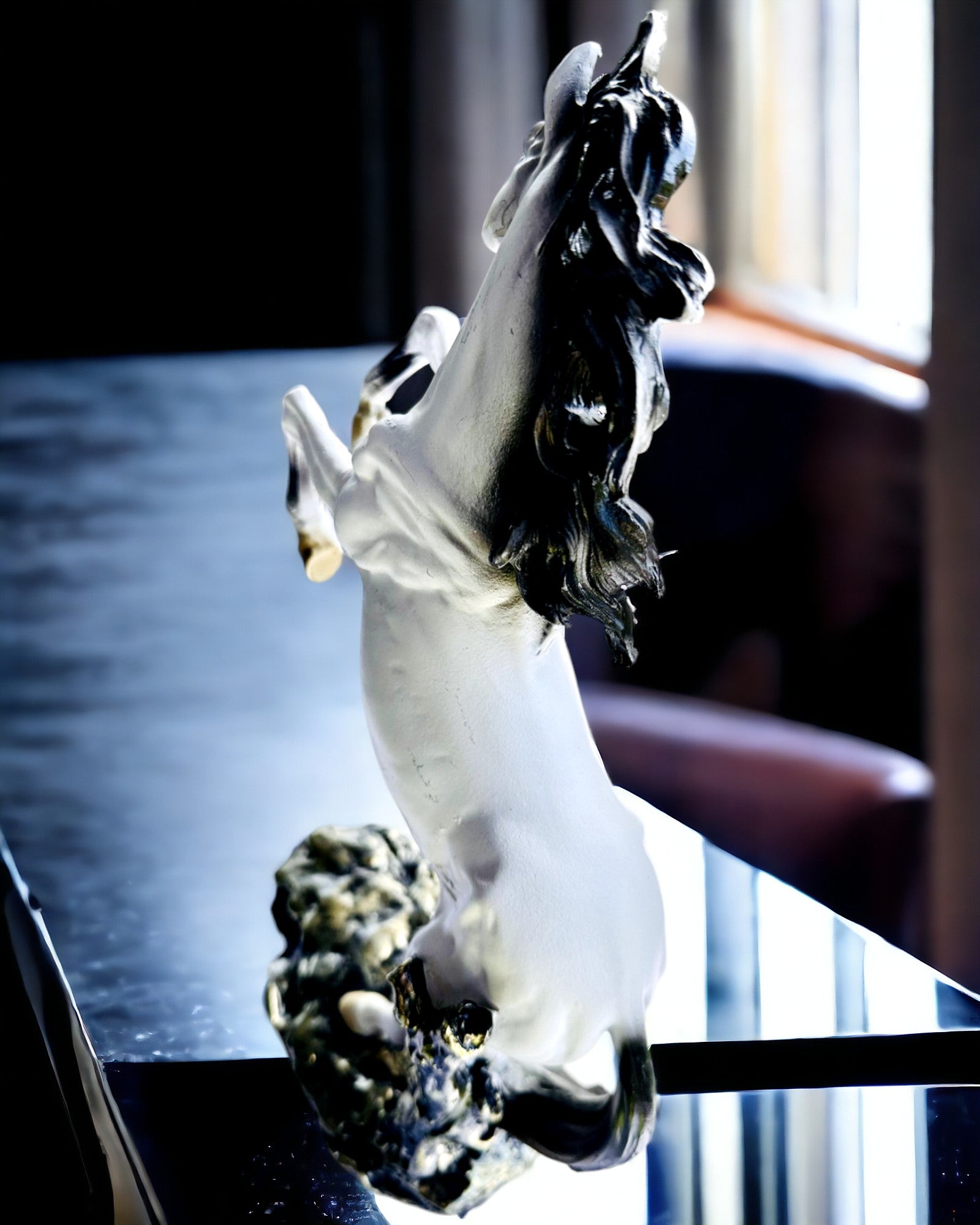 "Elegancki Skoczek" - Figurină Albă de Cal cu Posibilitate de Gravare