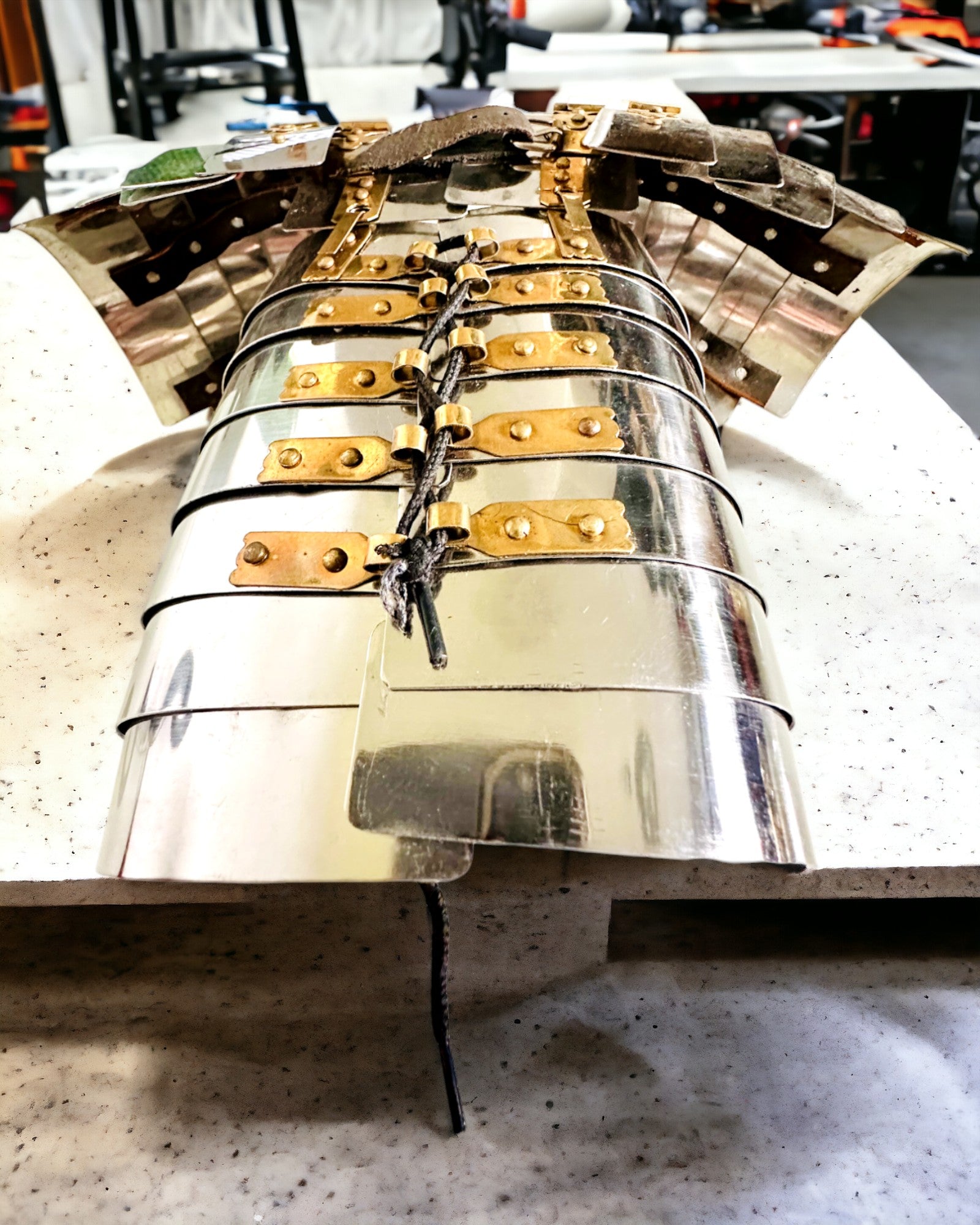 Armura Războinicului Urban - Lucrată Manual, Posibilitate de Gravare, Înălțime Aproximativ 40 cm