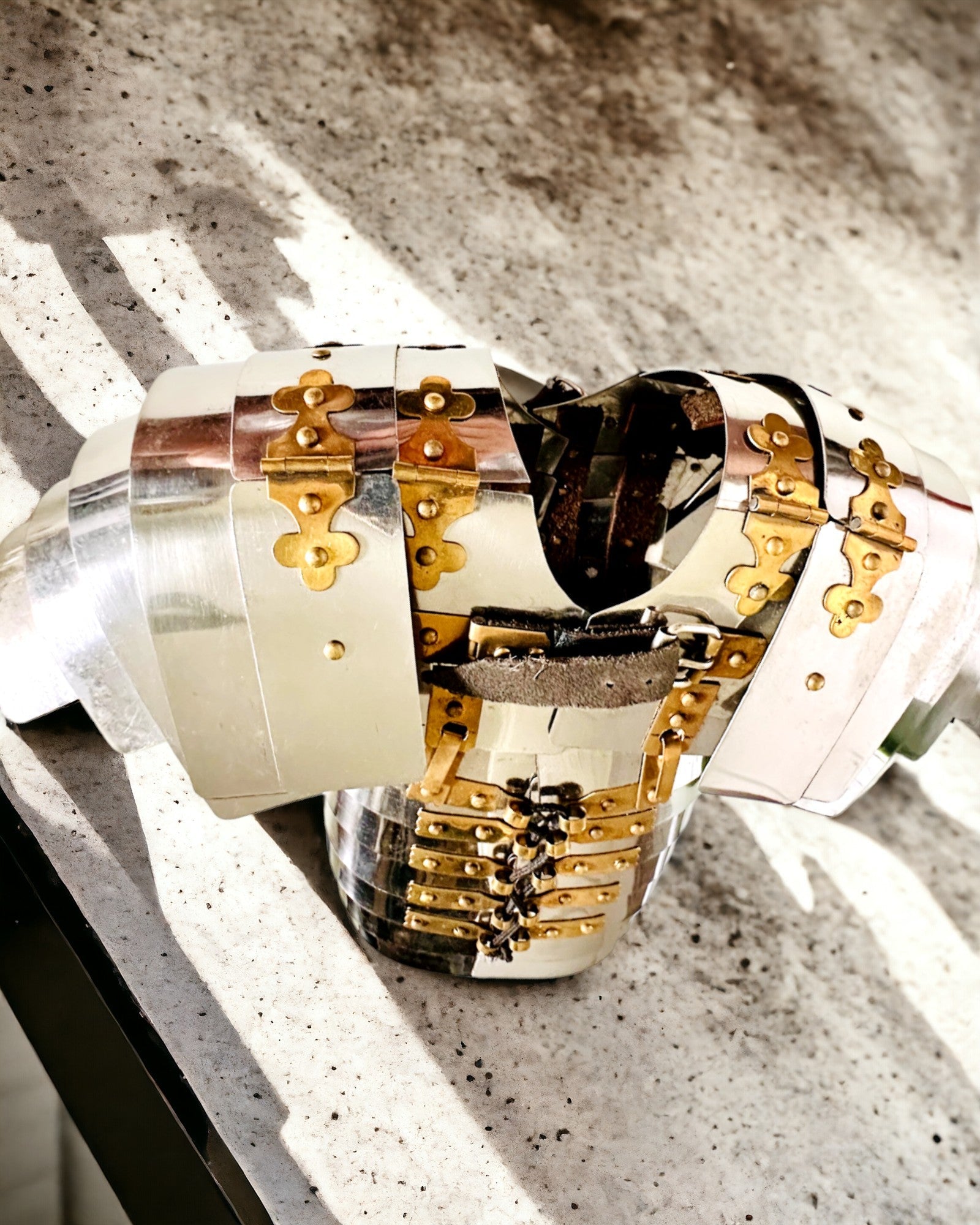 Armura Războinicului Urban - Lucrată Manual, Posibilitate de Gravare, Înălțime Aproximativ 40 cm