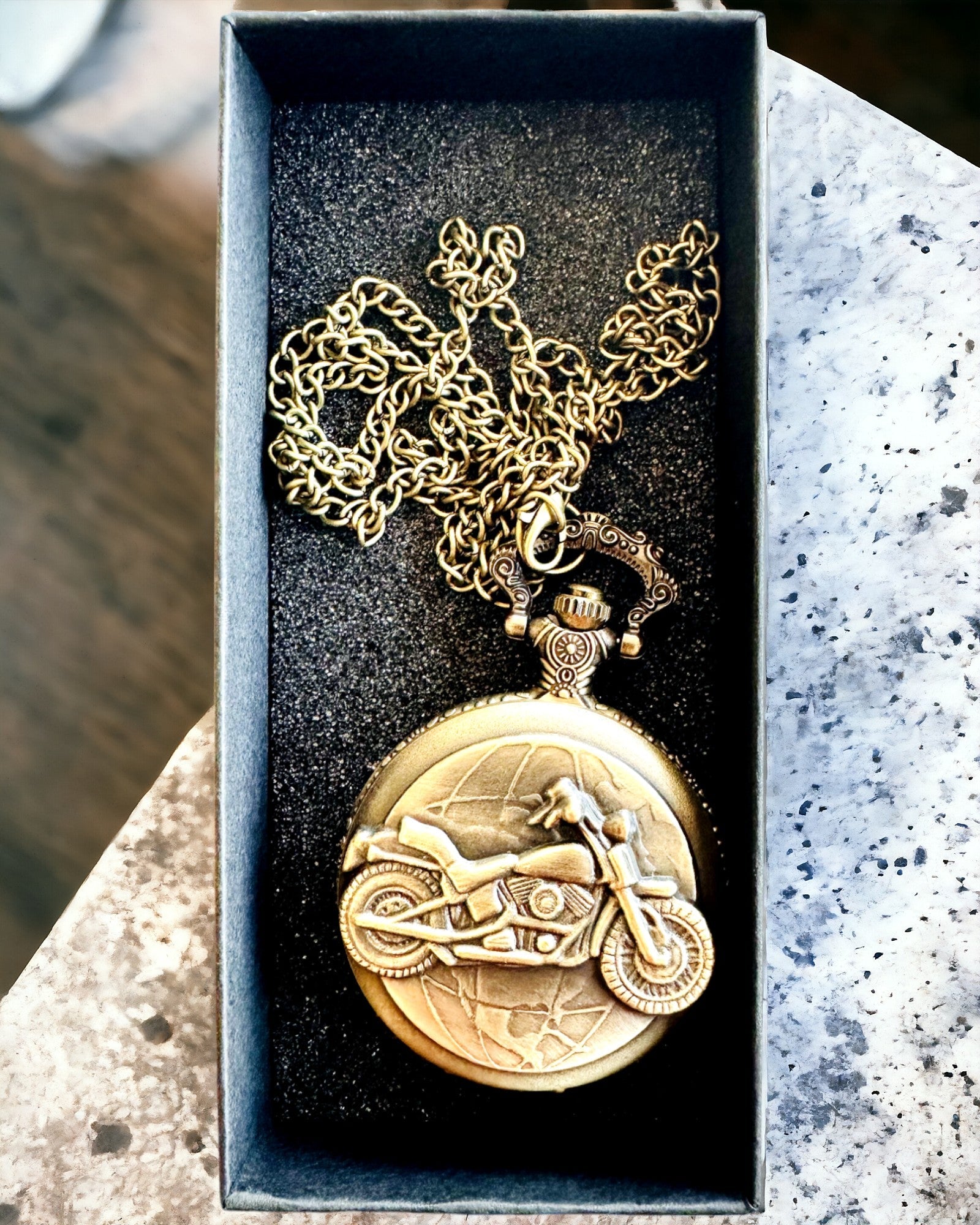 Ceas de buzunar „Motociclistul Elegant” – Gravură