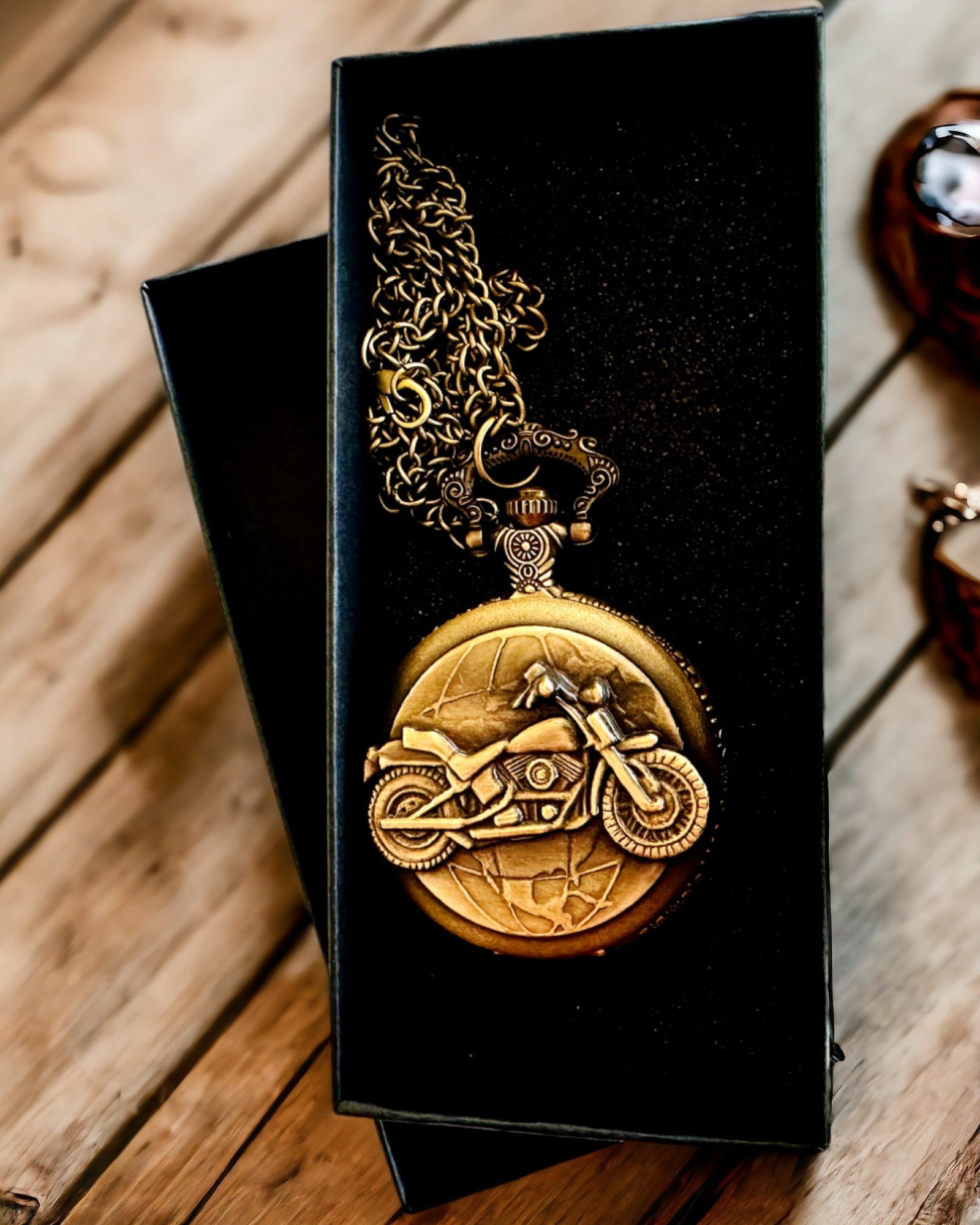 Ceas de buzunar „Motociclistul Elegant” – Gravură