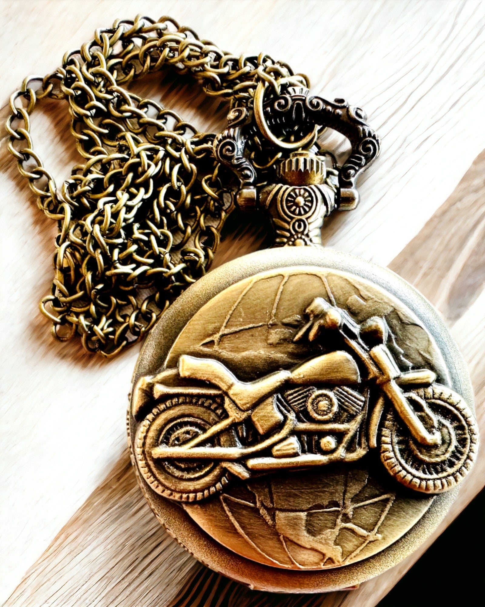 Ceas de buzunar „Motociclistul Elegant” – Gravură