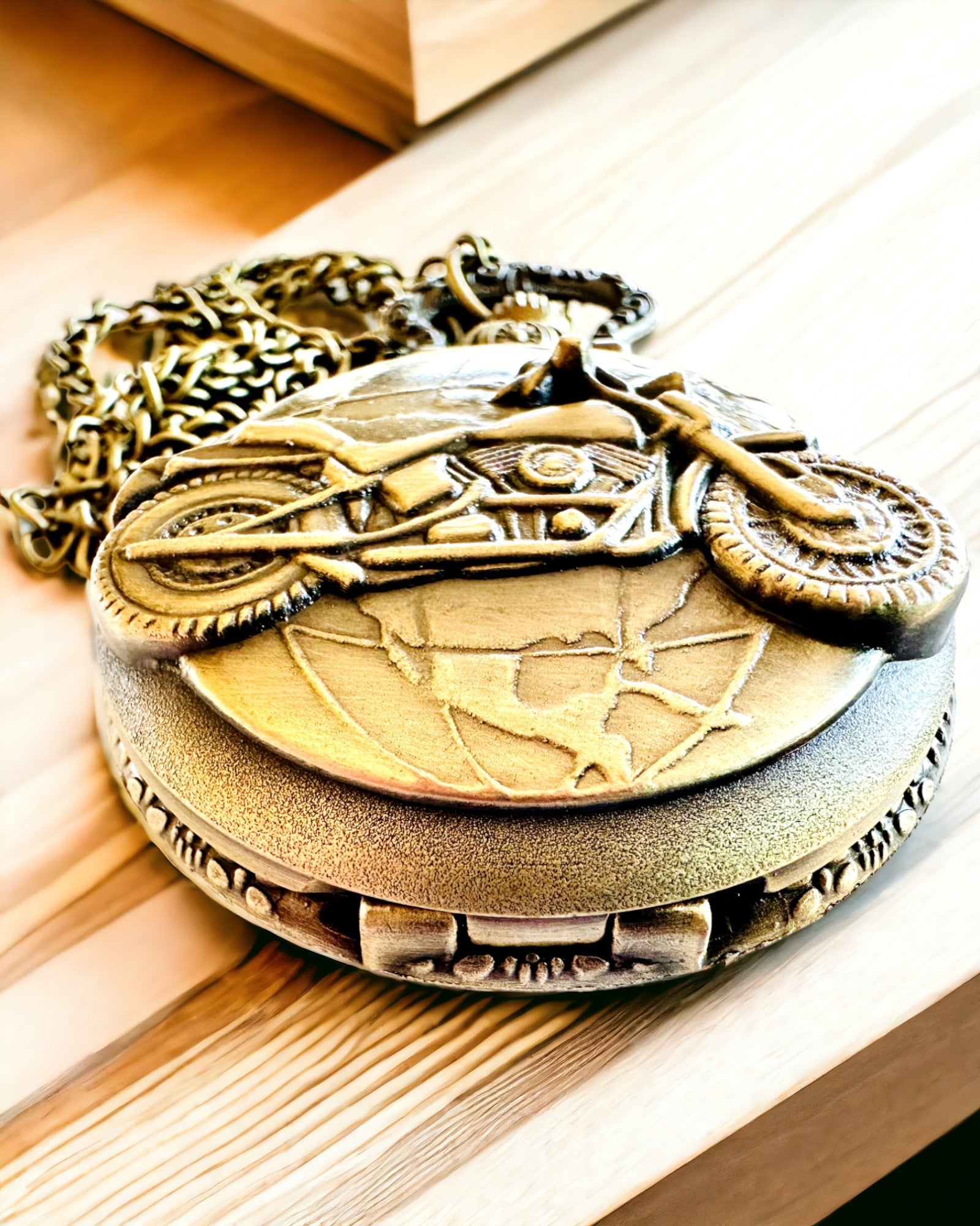 Ceas de buzunar „Motociclistul Elegant” – Gravură