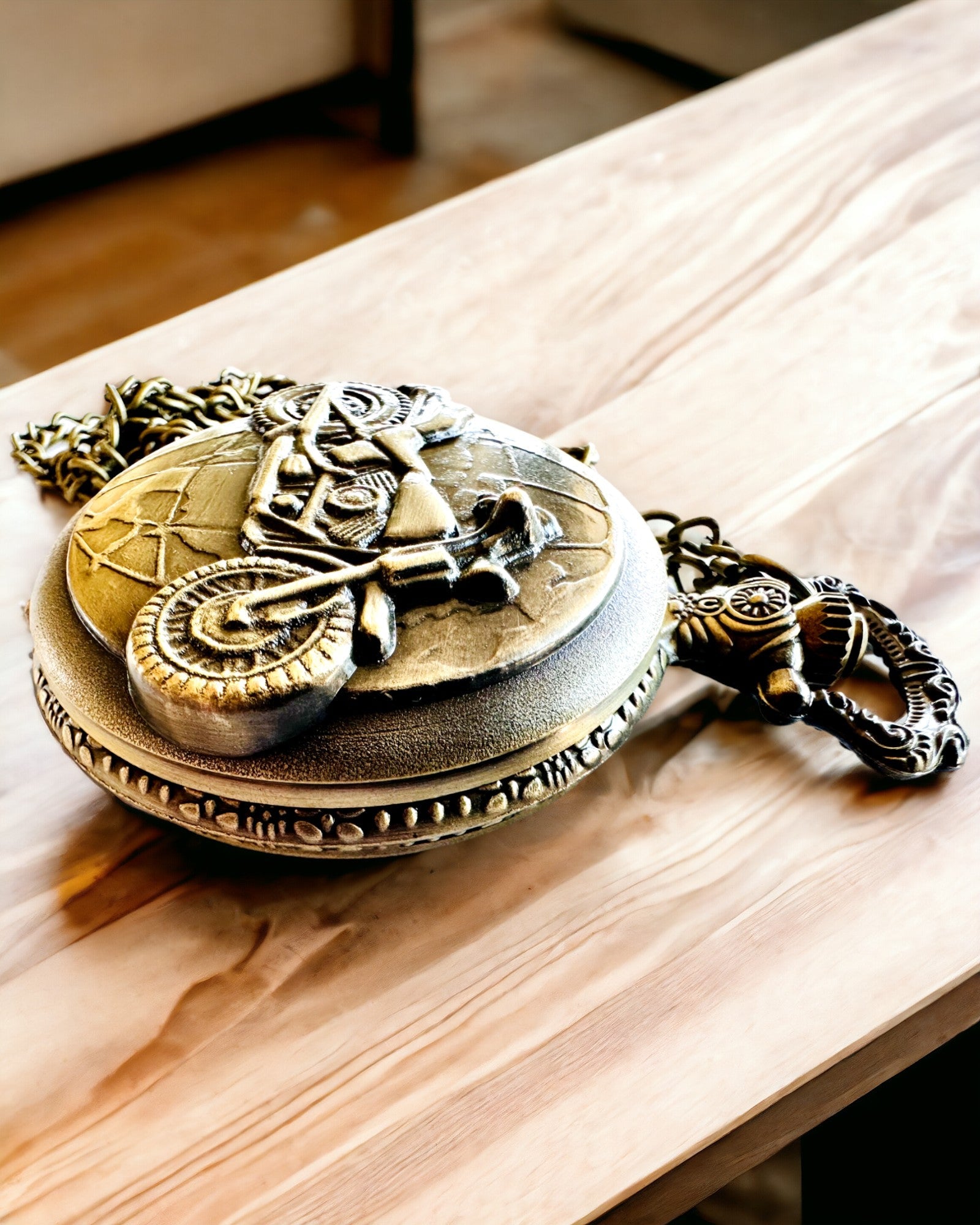 Ceas de buzunar „Motociclistul Elegant” – Gravură