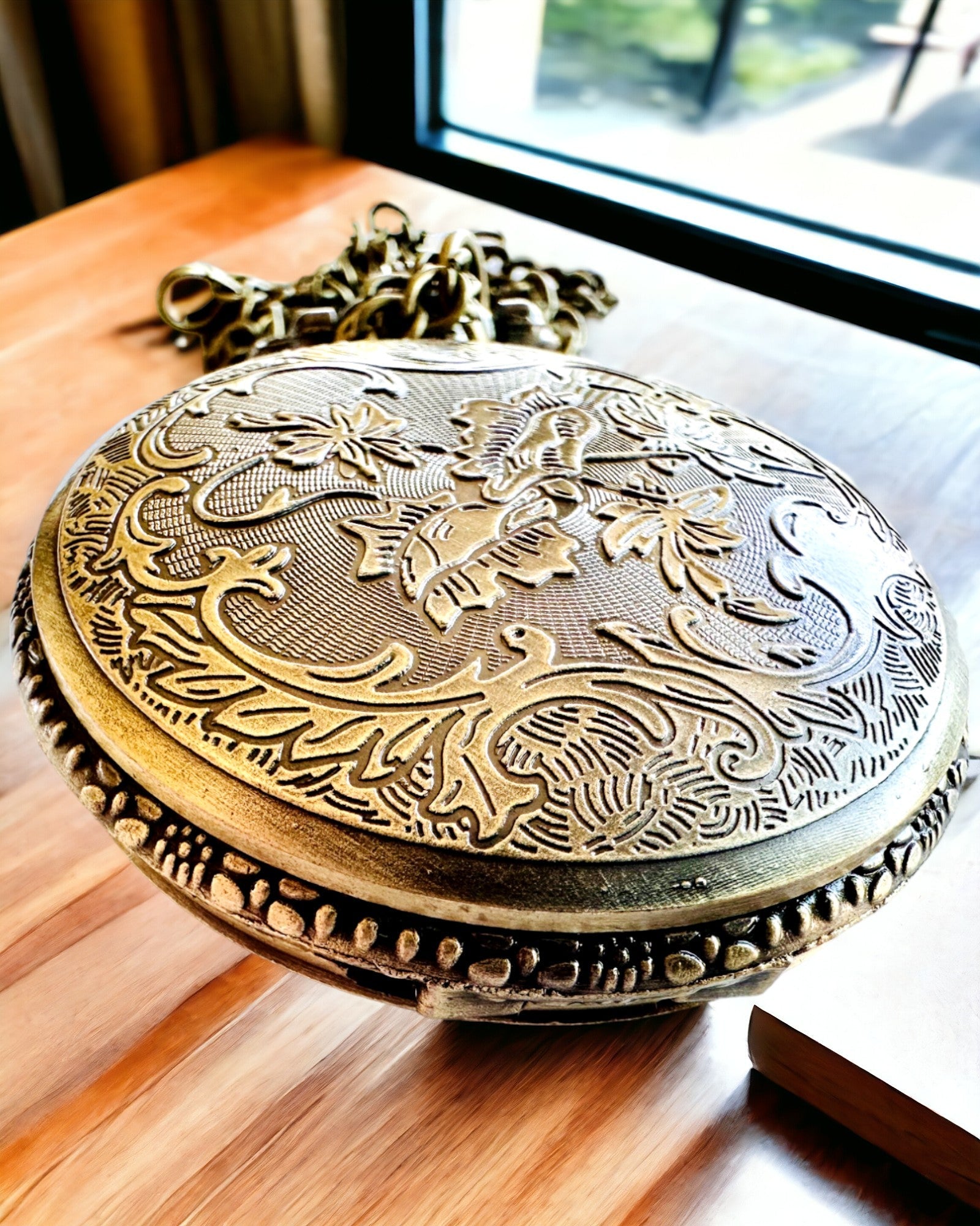 Ceas de buzunar „Motociclistul Elegant” – Gravură