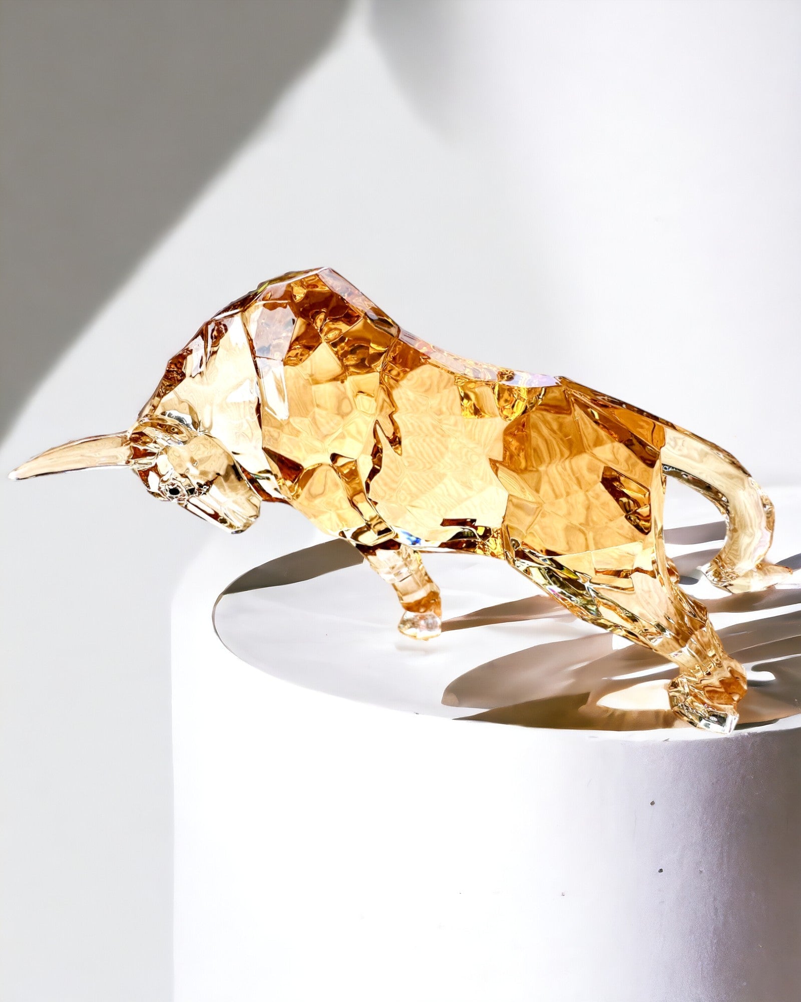 Statuia „Złoty Byk” din rășină, design transparent, posibilitate de personalizare