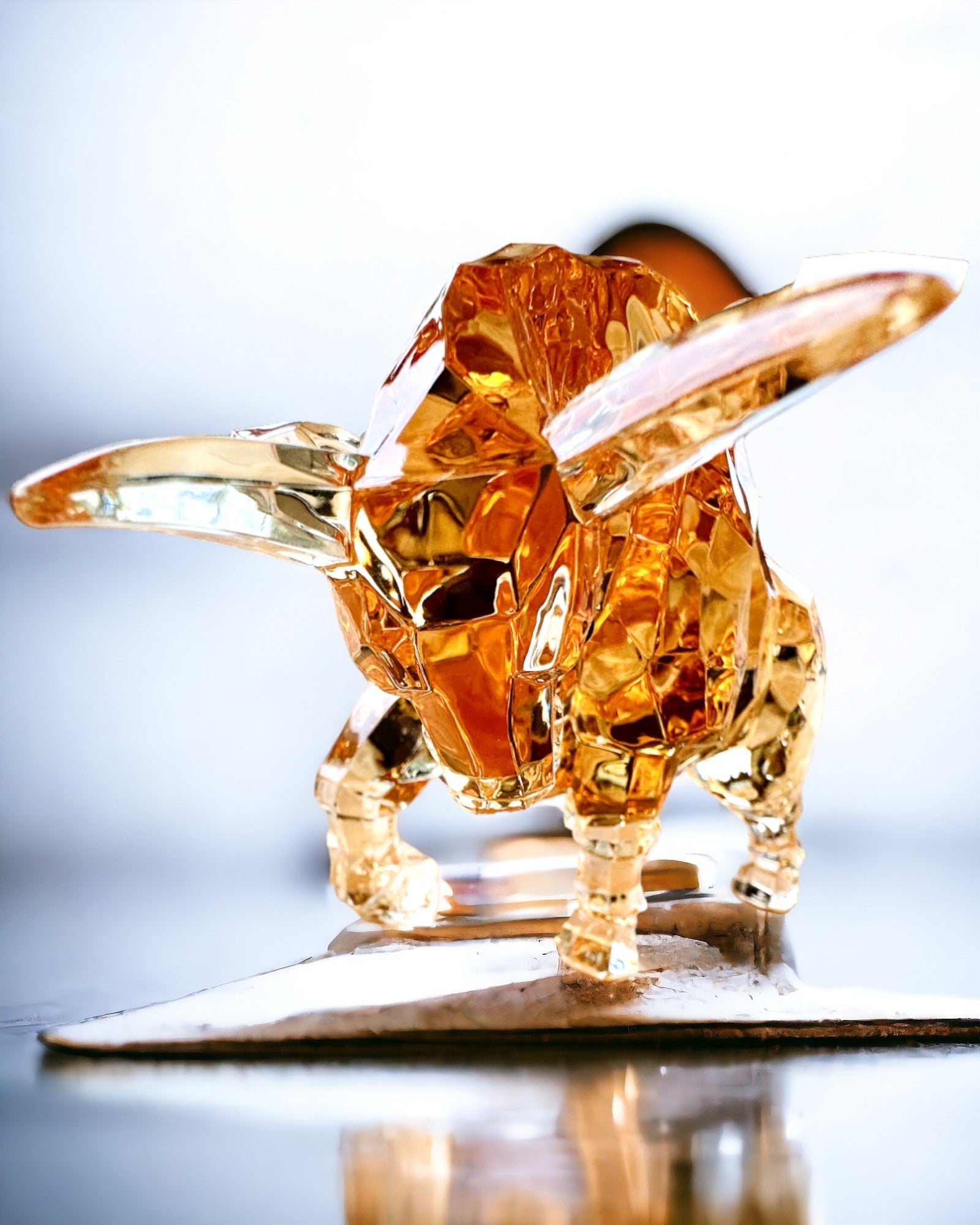 Statuia „Złoty Byk” din rășină, design transparent, posibilitate de personalizare