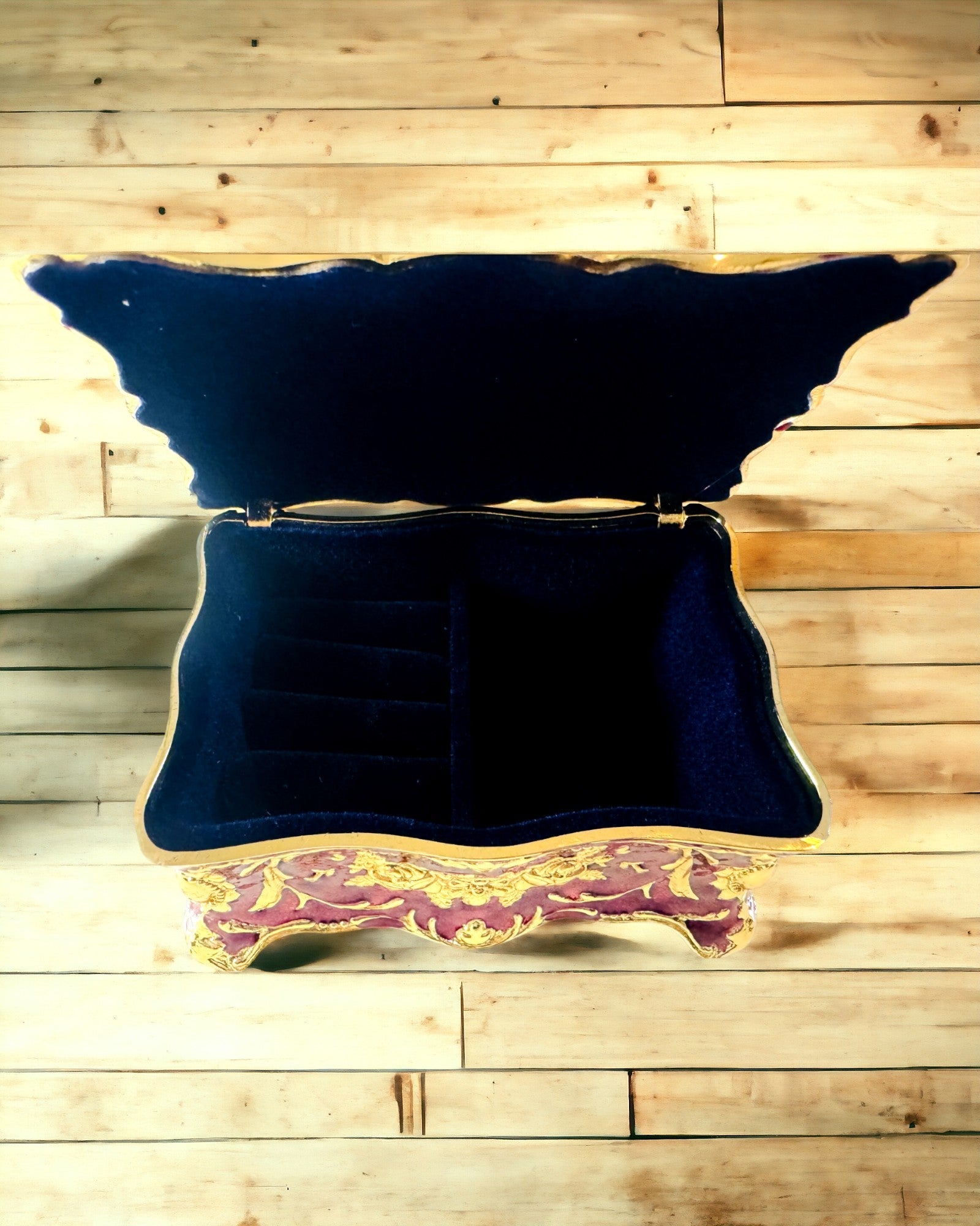 Cutie, Organizator pentru Bijuterii în Stil Vintage – Căsuță de Comori din Metal cu Elemente Decorative