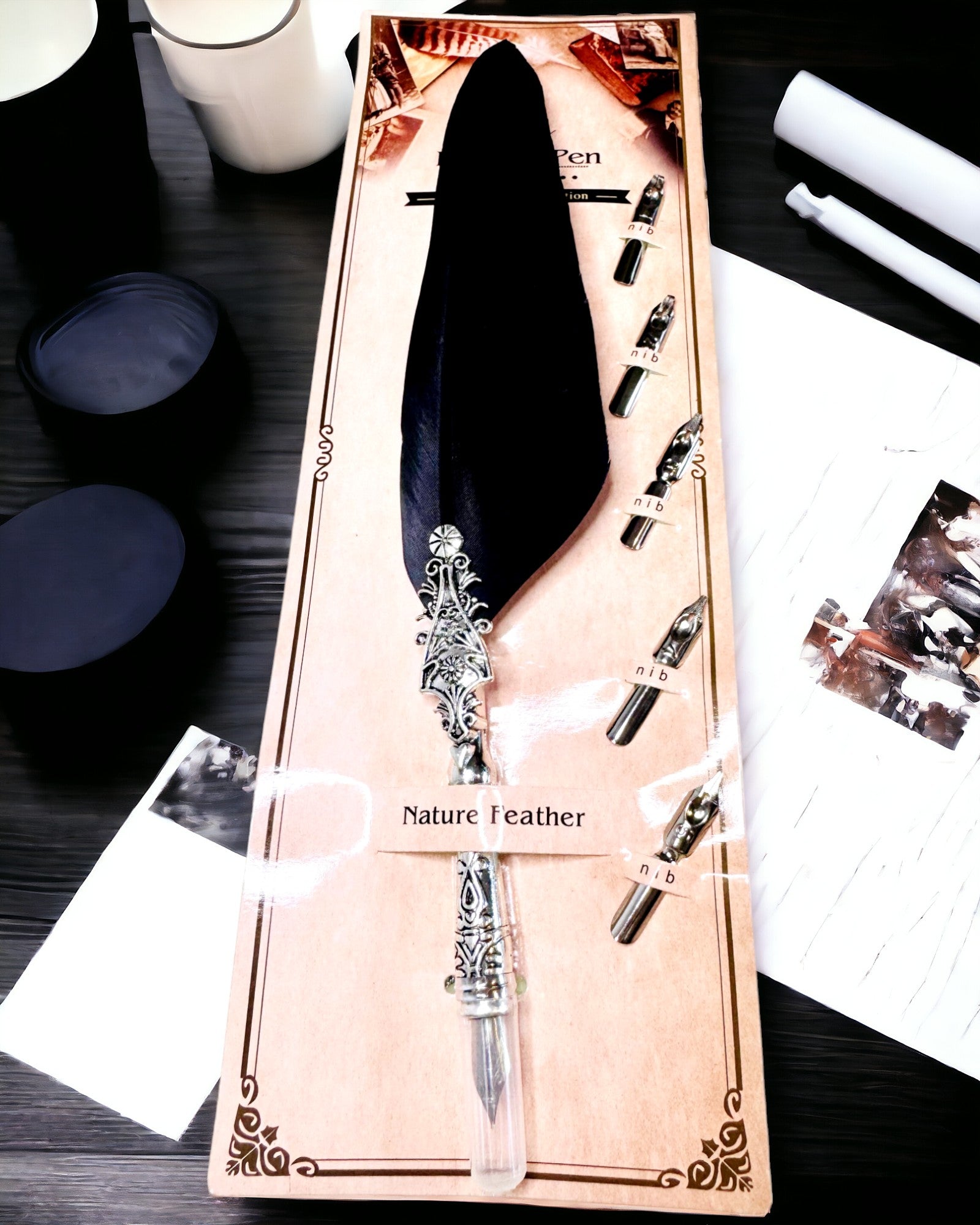 "Pióro do Kaligrafii Vintage z Naturalnym Gęsim Piórem – Idealny Prezent na Dzień Matki lub Nauczyciela. Grawer" în română este: "Stilou de Caligrafie Vintage cu Pană Naturală de Gâscă – Cadou Ideal pentru Ziua Mamei sau a Profesorului. Gravură".