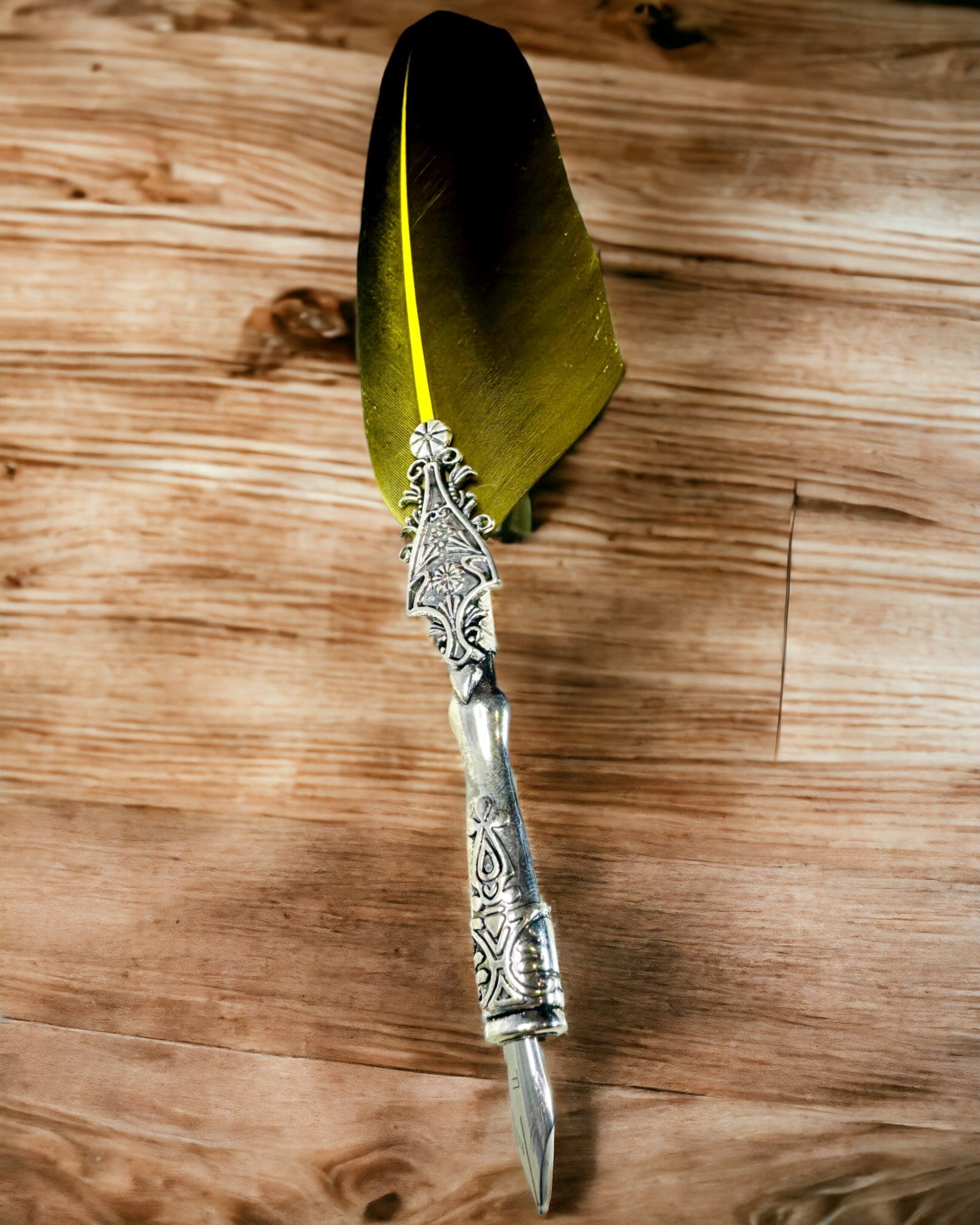 "Pióro do Kaligrafii Vintage z Naturalnym Gęsim Piórem – Idealny Prezent na Dzień Matki lub Nauczyciela. Grawer" în română este: "Stilou de Caligrafie Vintage cu Pană Naturală de Gâscă – Cadou Ideal pentru Ziua Mamei sau a Profesorului. Gravură".