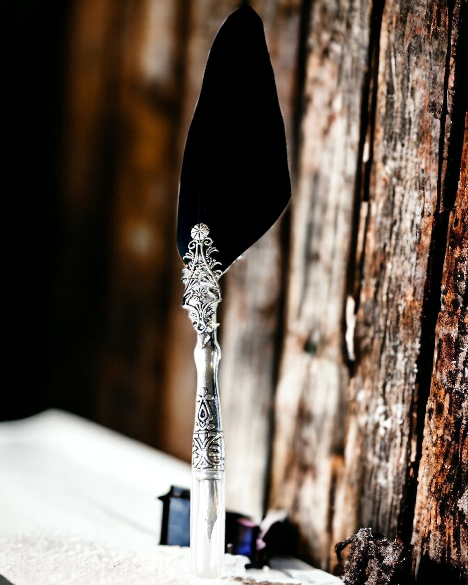 "Pióro do Kaligrafii Vintage z Naturalnym Gęsim Piórem – Idealny Prezent na Dzień Matki lub Nauczyciela. Grawer" în română este: "Stilou de Caligrafie Vintage cu Pană Naturală de Gâscă – Cadou Ideal pentru Ziua Mamei sau a Profesorului. Gravură".